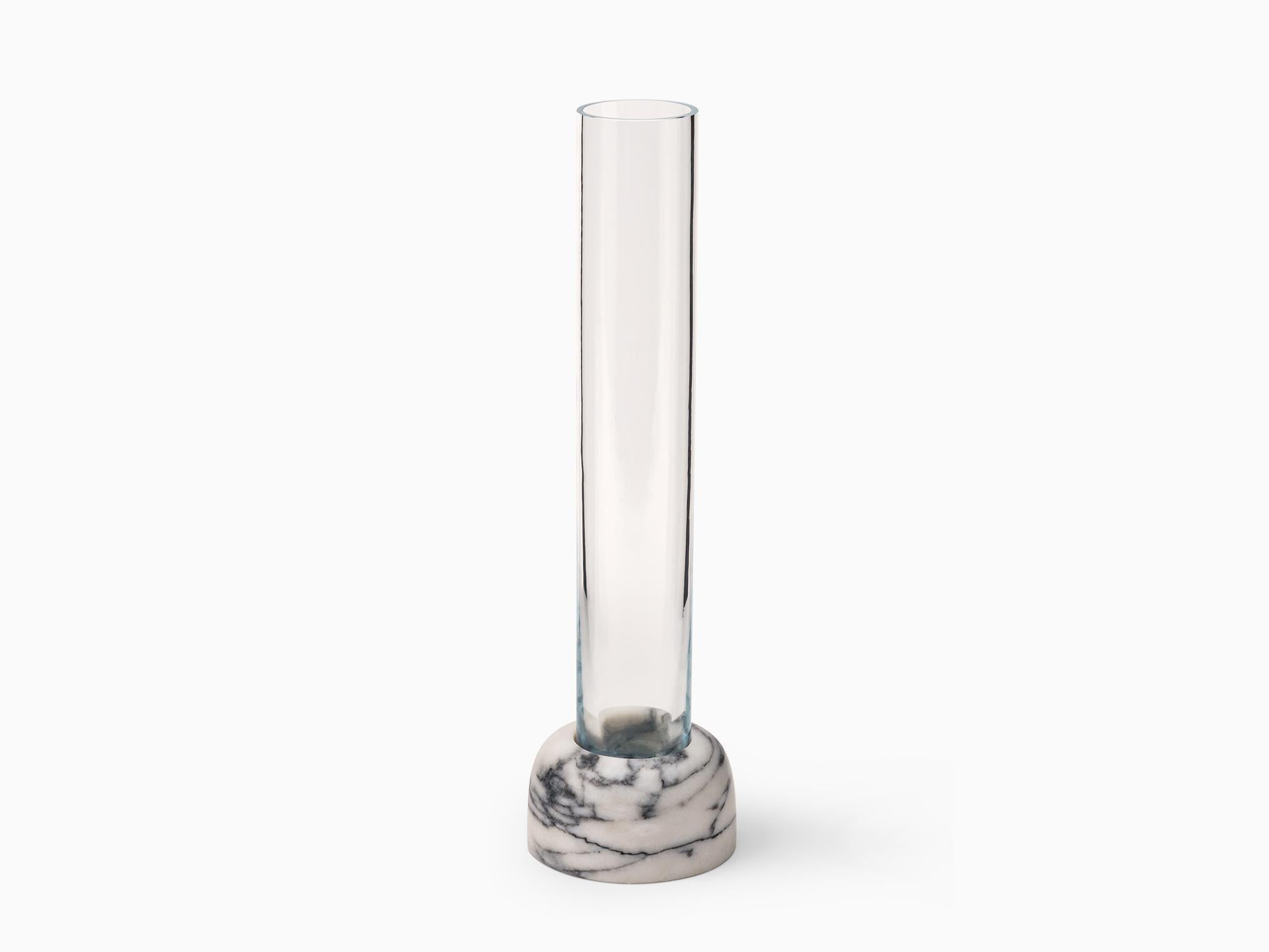 Minimalistische Vase aus Serpa-Marmor und Glas – klein im Angebot 4