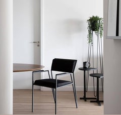 Fauteuil minimaliste en velours de style contemporain brésilien, par Tiago Curioni