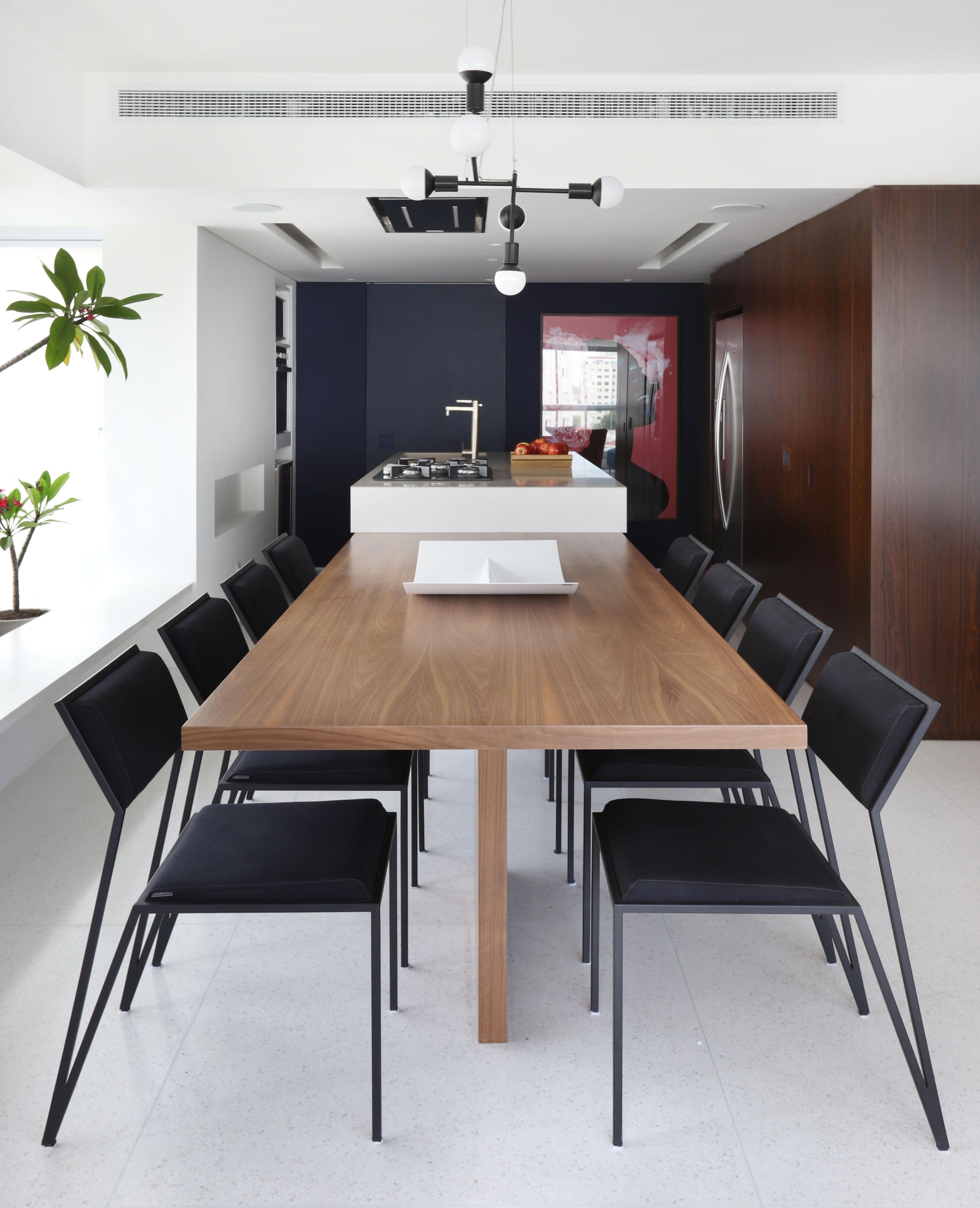 Silla minimalista de terciopelo  de Tiago Curioni, diseño brasileño Pintado en venta