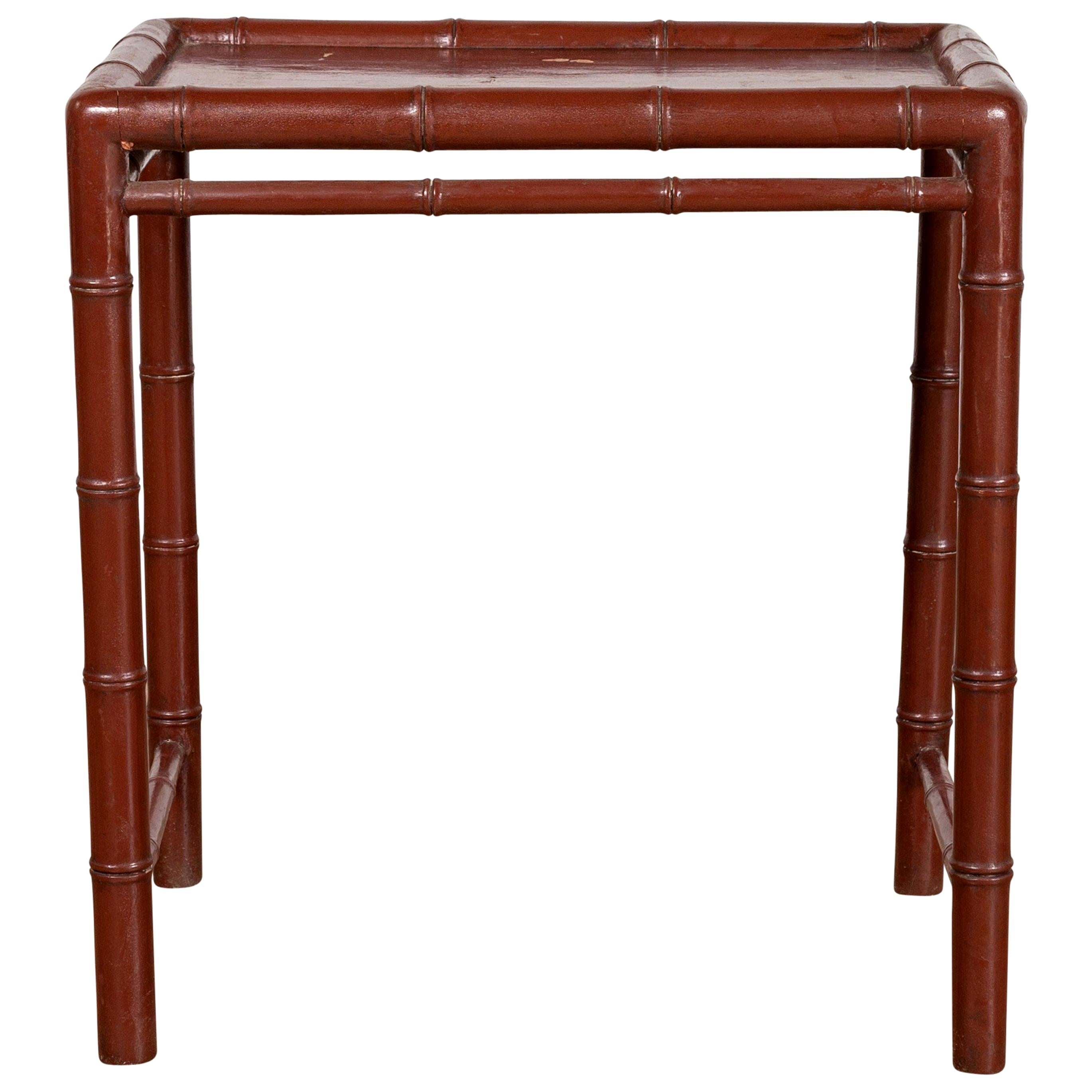 Mesa auxiliar minimalista vintage de bambú con pátina marrón rojiza y tablero encastrado