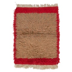 Minimalistischer handgefertigter Tulu-Teppich in Dunkelbeige und Rot, 100 % Wolle