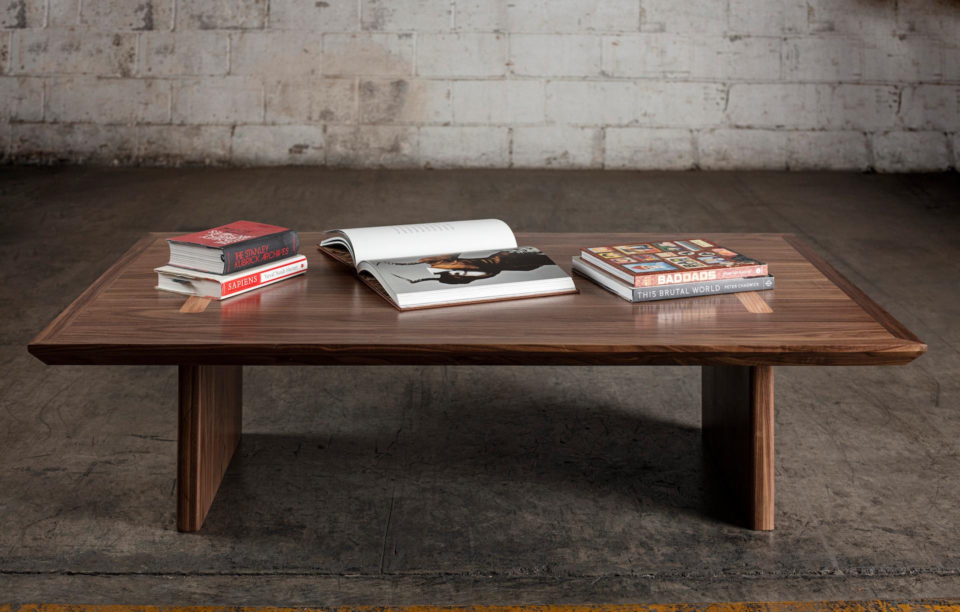 Cette table basse moderne, minimaliste et esthétique. Fabriqué de main de maître dans un beau noyer noir, il est une étude de la simplicité et des proportions finement ajustées.