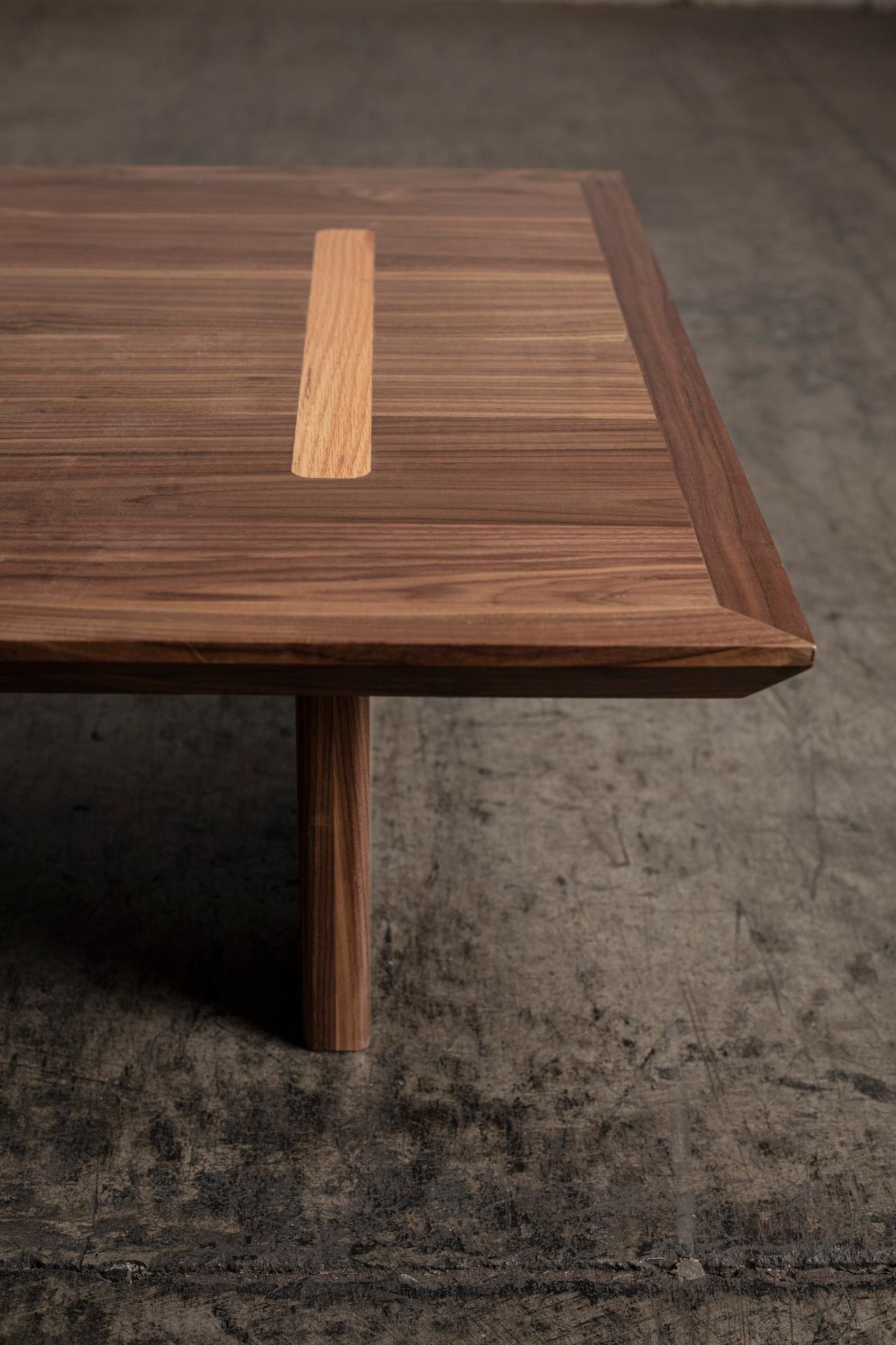 Mexicain Table basse minimaliste en finition noyer naturel avec détails en chêne en vente