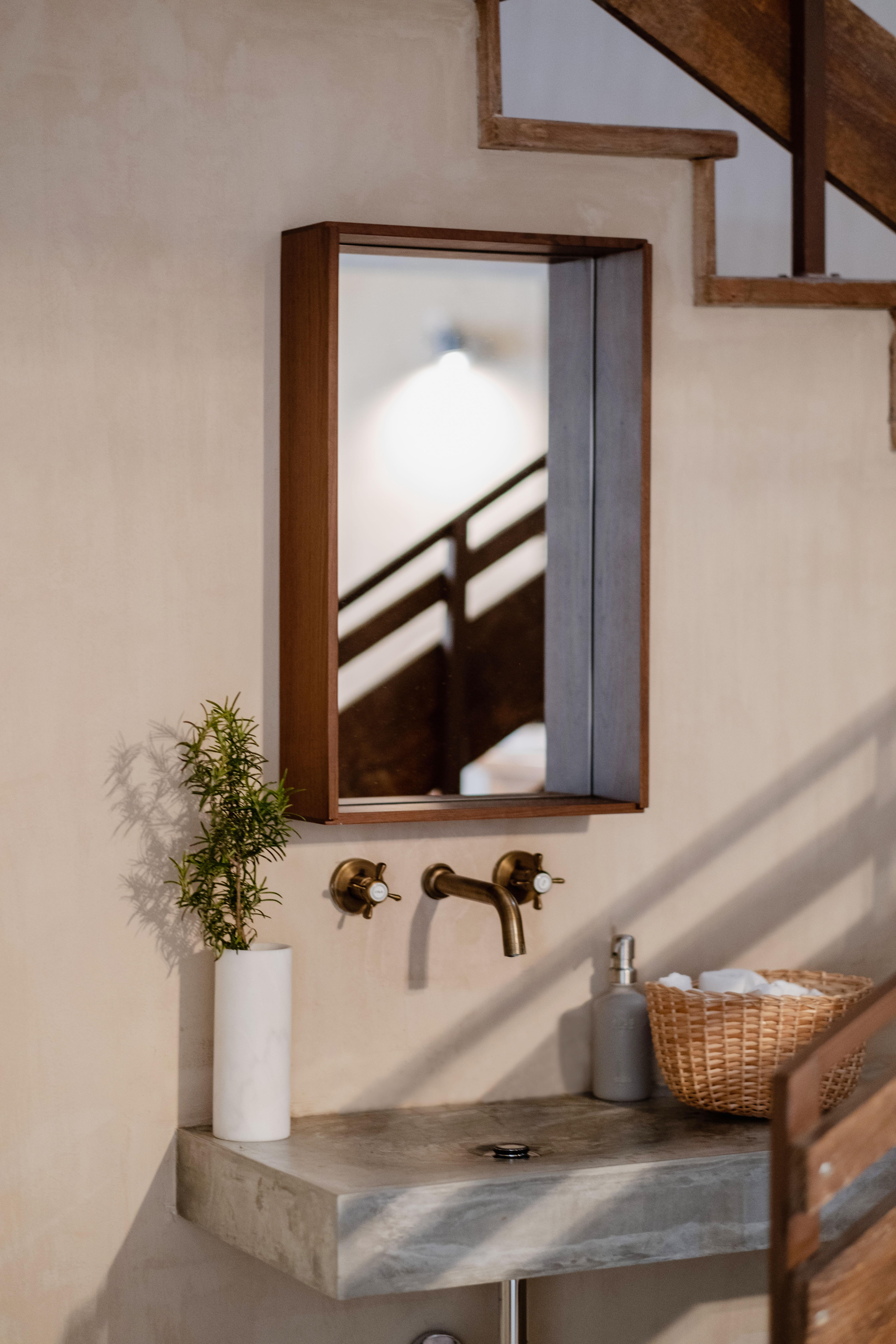 Campo est un miroir polyvalent qui ouvre une fenêtre sur des temps simples. Un design minimal et honnête qui offre une grande variété d'utilisations.

Inspiré des caisses en bois traditionnelles utilisées sur les marchés au début des années 50, le