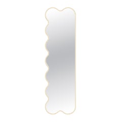 Minimalistischer, wellenförmiger Wandspiegel „Hvyli Q“ mit asymmetrischem Design von oitoproducts