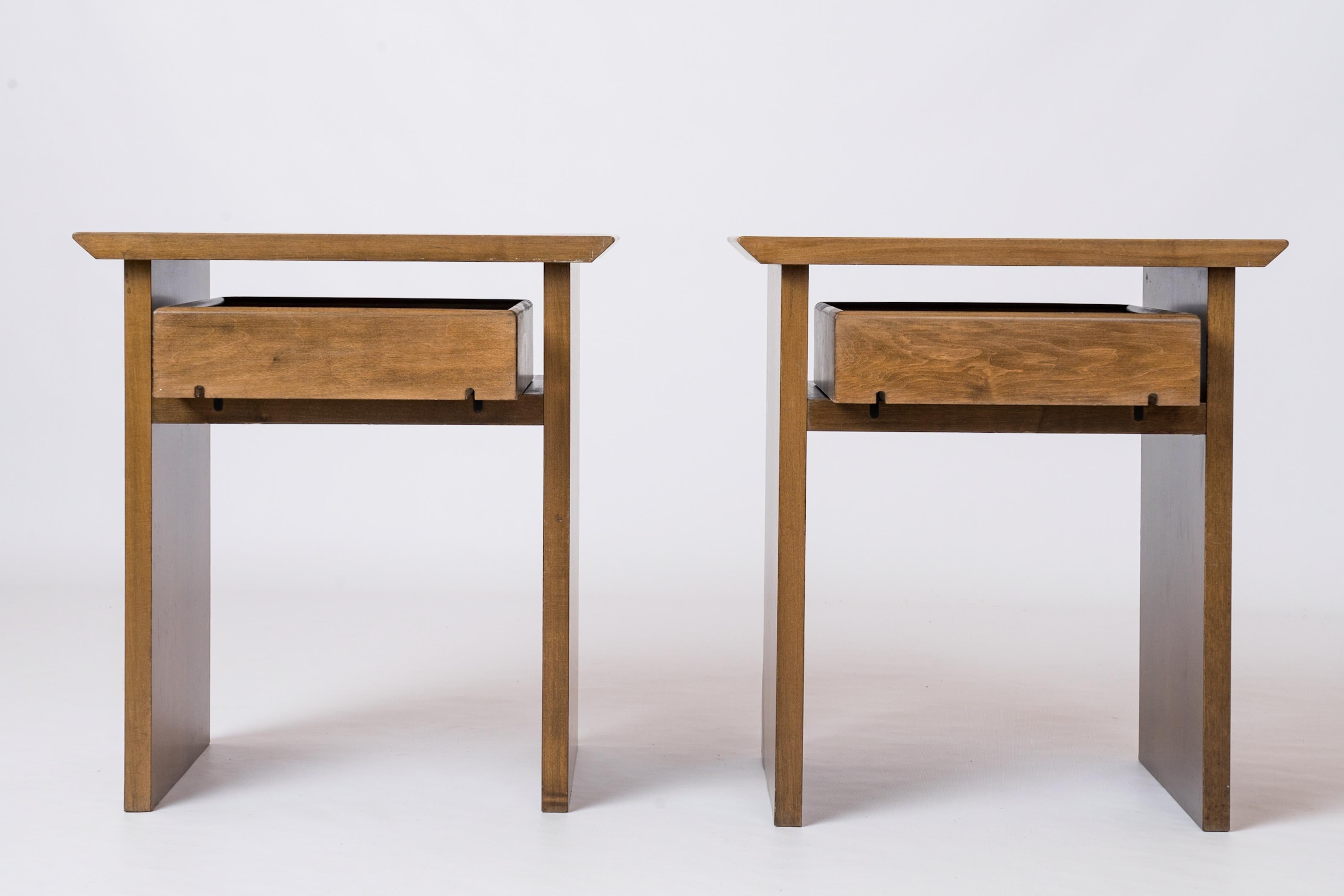 Ein Paar Beistelltische oder Nachttische aus Wenge-Furnier von Christian Liaigre aus den 1980er Jahren.
Schiebeschublade auf zwei gebeizten Holzleisten, die einen eleganten durchbrochenen Rahmen um die Schubladen bilden.
In gutem gebrauchten
