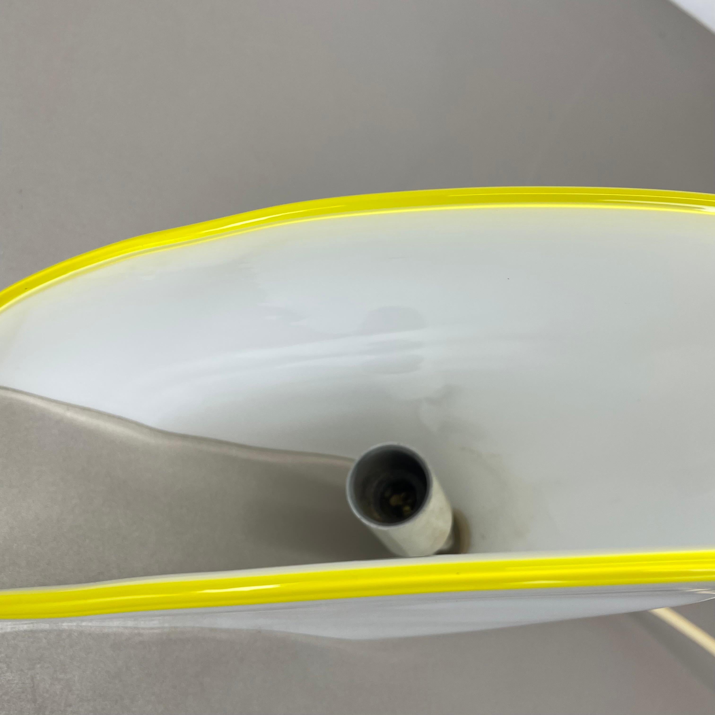 minimalist white and yellow Murano glass table light by DE MAJO, Italy 1970s For Sale 3