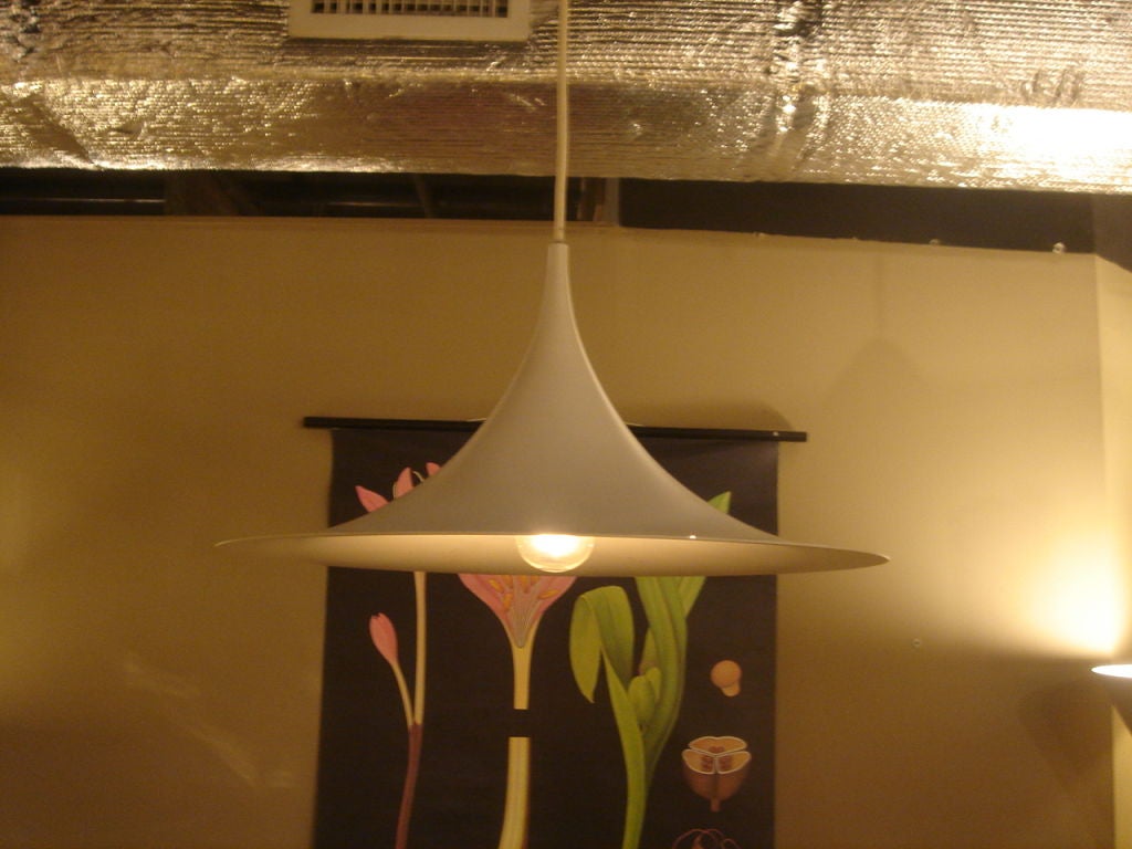 Luminaire suspendu en métal blanc de Fog & Mørup. Danemark, vers 1960.

Dimensions :
15 pouces de diamètre
7 pouces de hauteur (luminaire seulement, sans le cordon)
Un cordon d'environ 6 pieds est inclus.

L'article peut être vu dans notre