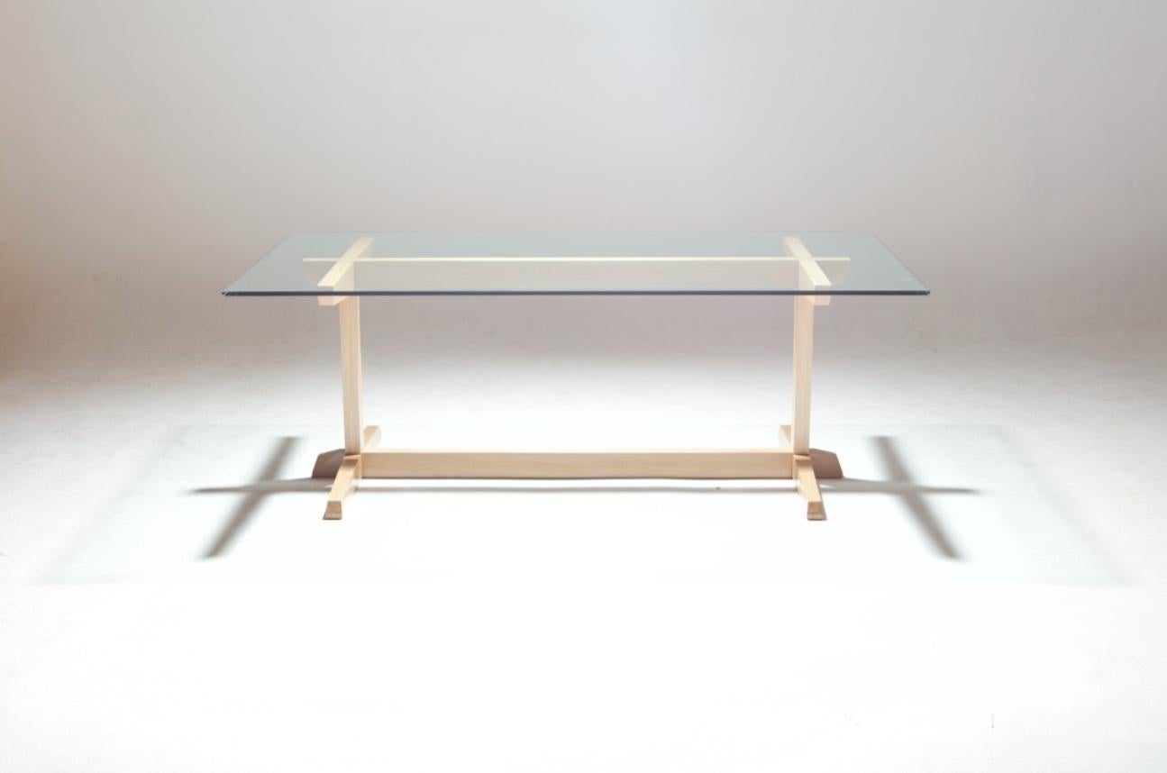 The empty table is the result of a game of structures and voids, it has less material than hollow spaces (which Rodrigo likes to call breaths). The chamfers at the ends of each piece, he makes the eye, are all very similar. But never the same. The