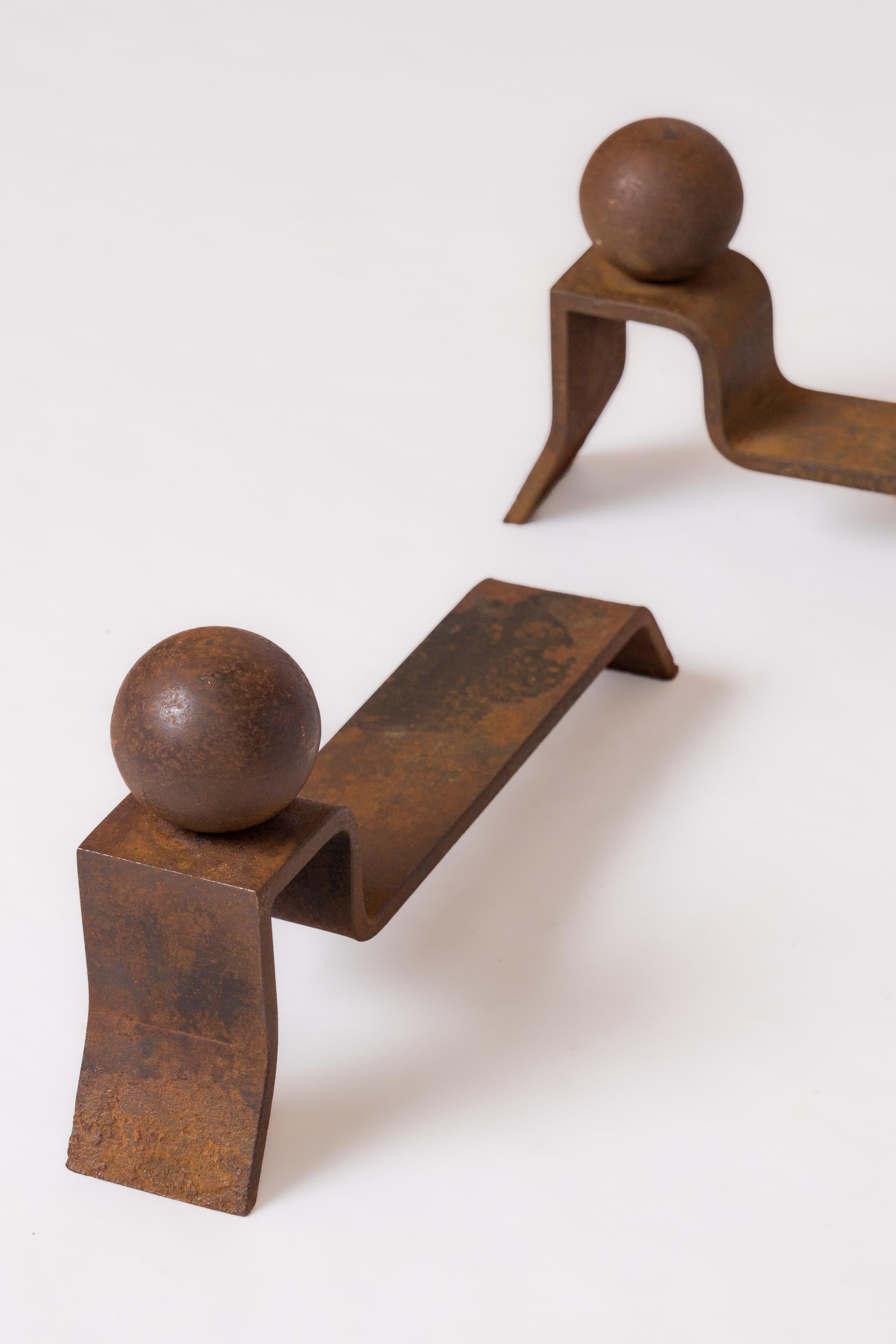 Fer forgé Chenets minimalistes de Jacques Adnet, France, années 1940 en vente