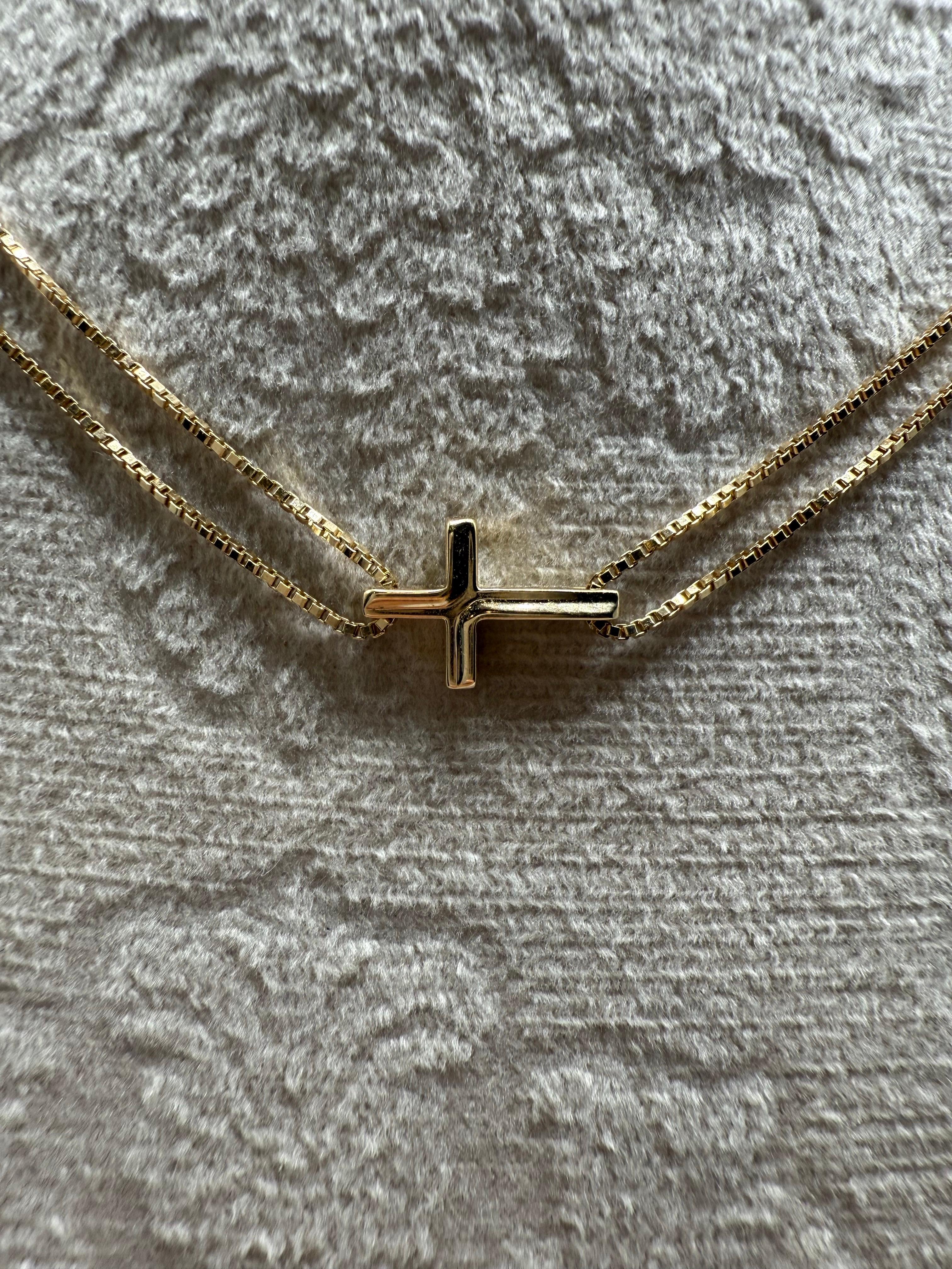 Minimalist yellow gold cross necklace 14KT gold In New Condition For Sale In Boca Raton, FL