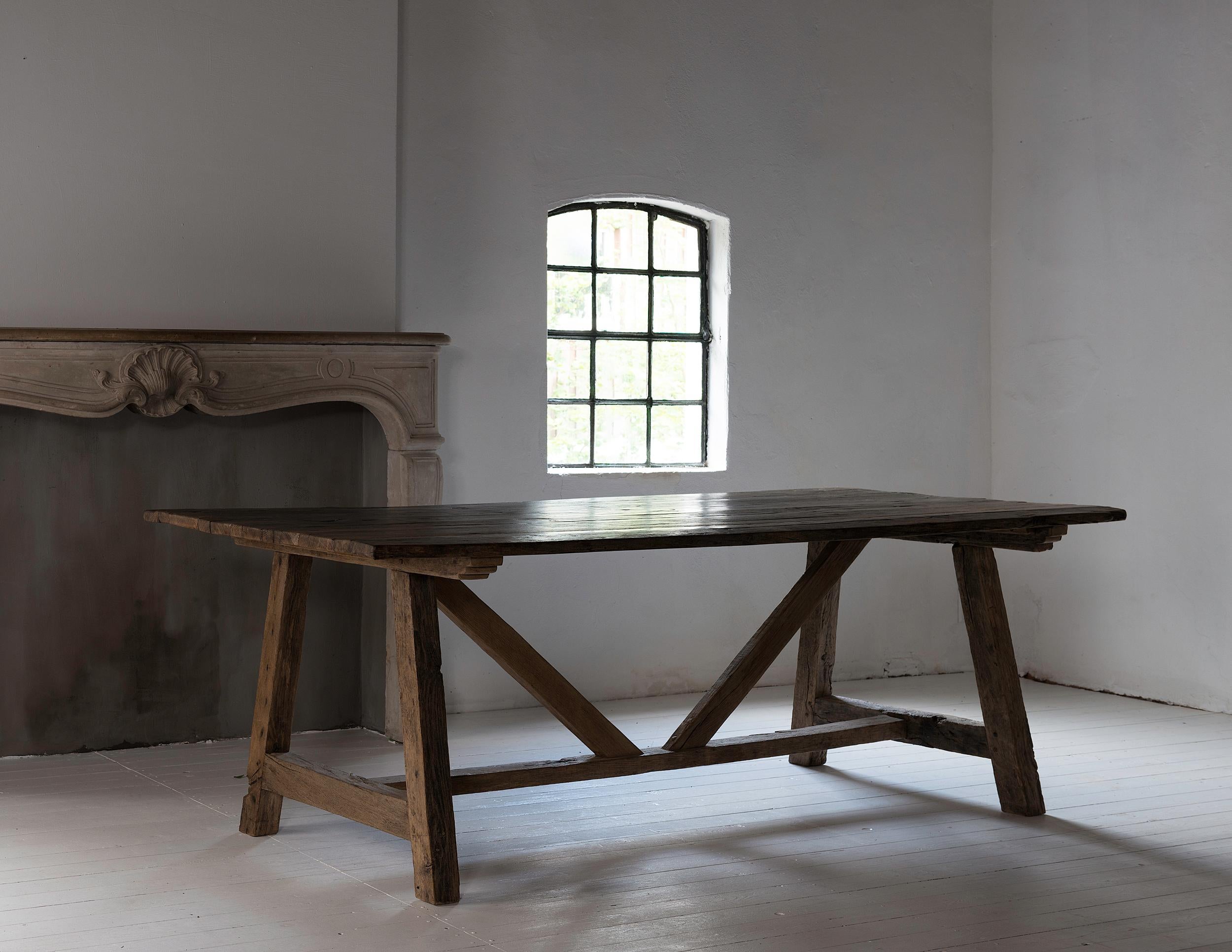 A very good dining table expertly restored. The base has some replacement made in historic reclaimed solid oak. Finished in a beautiful waxed, smooth surface and a great patina, this piece is ready to use.