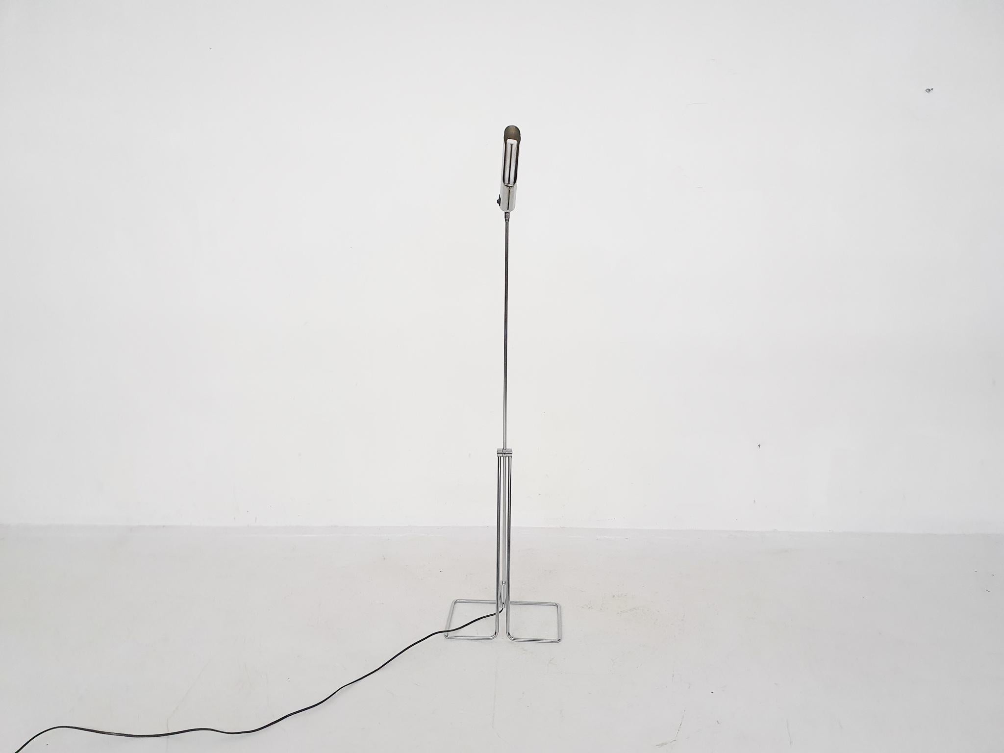 Counter balance, adjustable, chrome floor lamp by Abo Randers. The floor lamp uses a small TL light.
The lamp was also sold by Ikea as Model L 705.
In good condition.