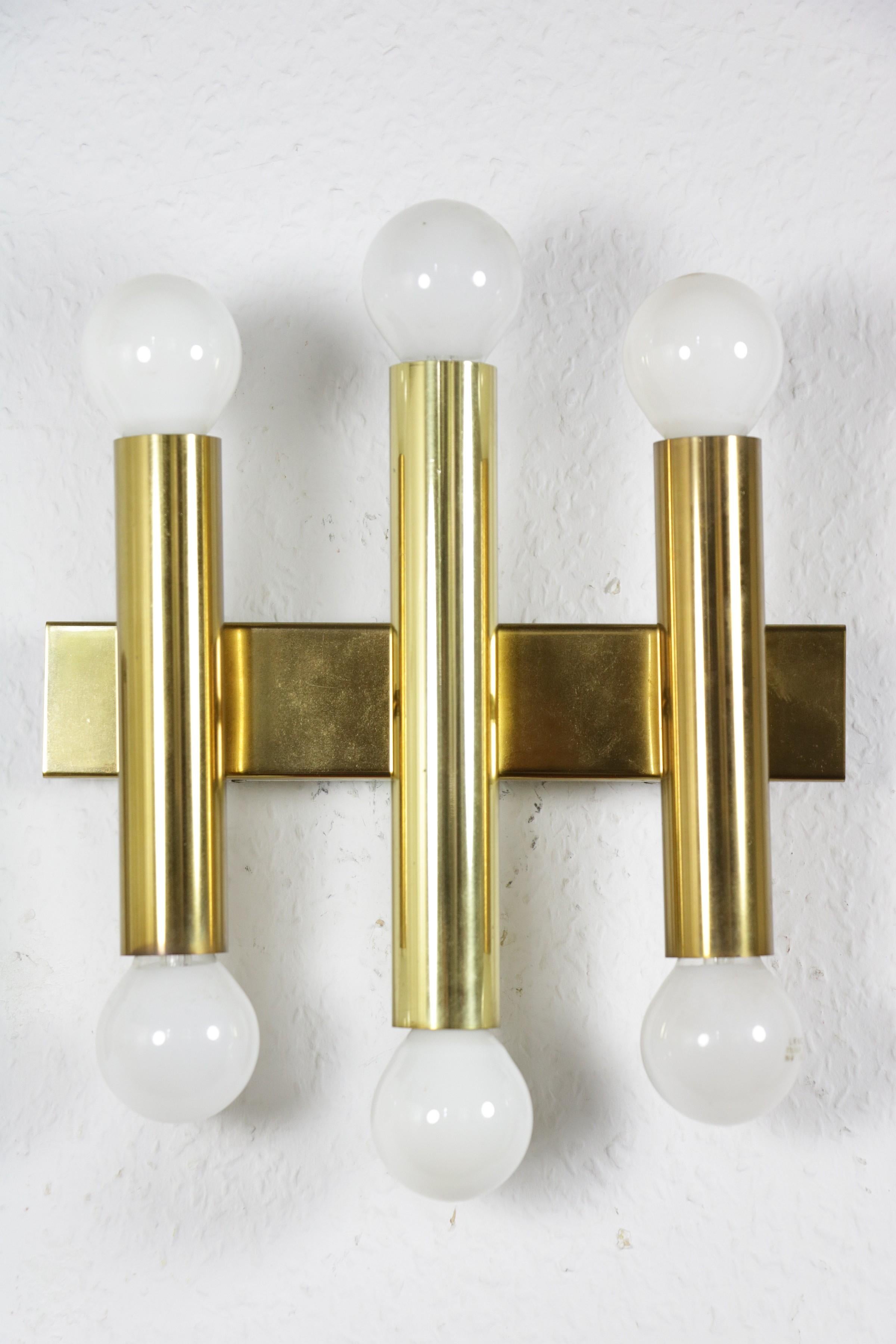 Beautiful classic and minimalistic wall lamp from DORIA

Made of brass

6 x E 14 sockets. Including Adapters for the USA.
Very well preserved.

Height: 19 cm (without bulb) / 7.48 inch
Width: 24 cm / 9.45 inch

Bulbs for Europe included