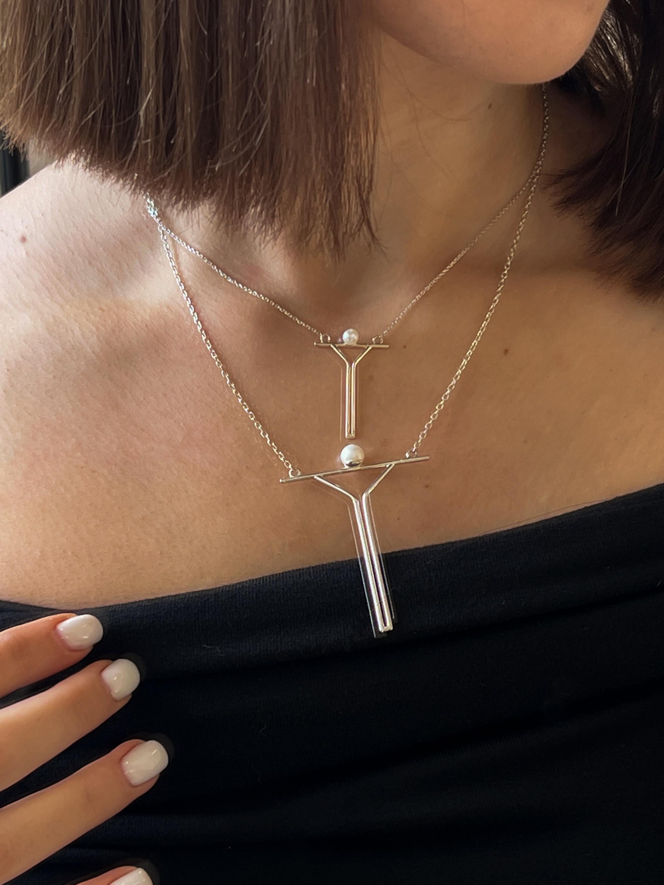 Taille ronde Minimalistic Cocktail Contemporary Pendant on .925 Gilding Silver Chain Pearl en vente