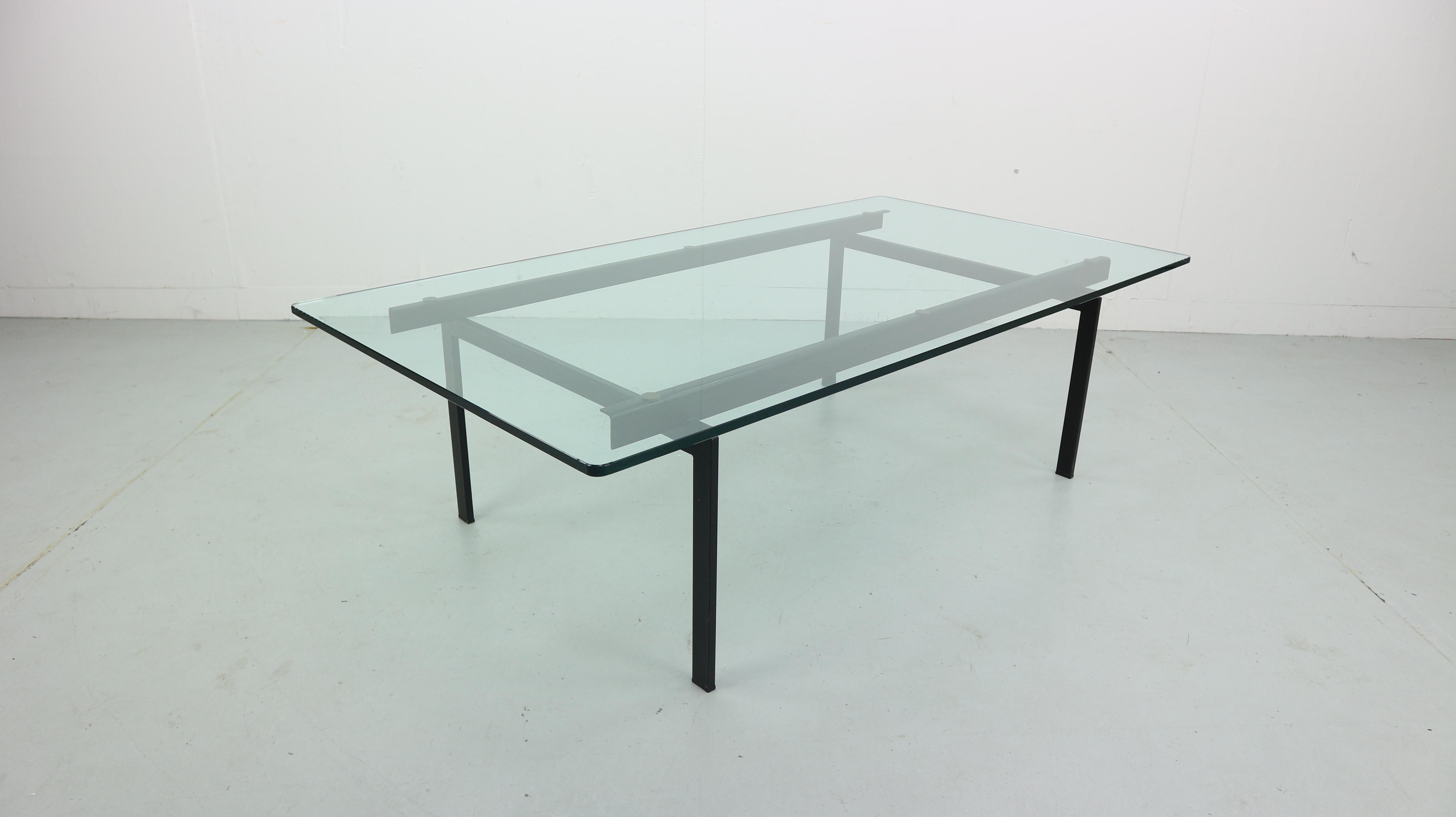 Cees Braakman (1917-1995) / Pastoe: Coffee table of the Japanese series, designed in 1957, rectangular glass top, placed on a rack in black lacquered steel with rectangular section.
