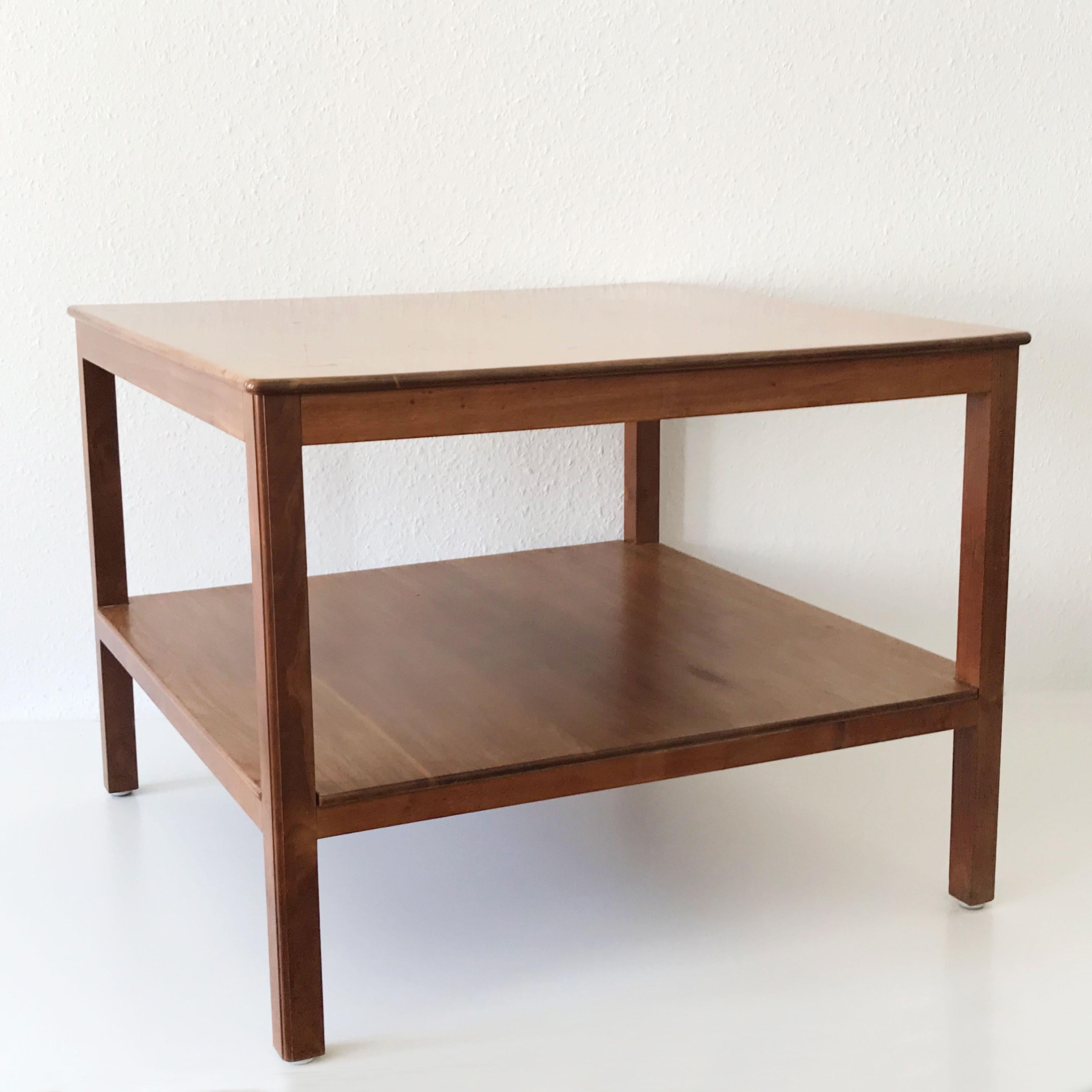Minimalistic Coffee Mahogany Table by Kaare Klint for Rud Rasmussen Denmark 1934 In Good Condition For Sale In Munich, DE