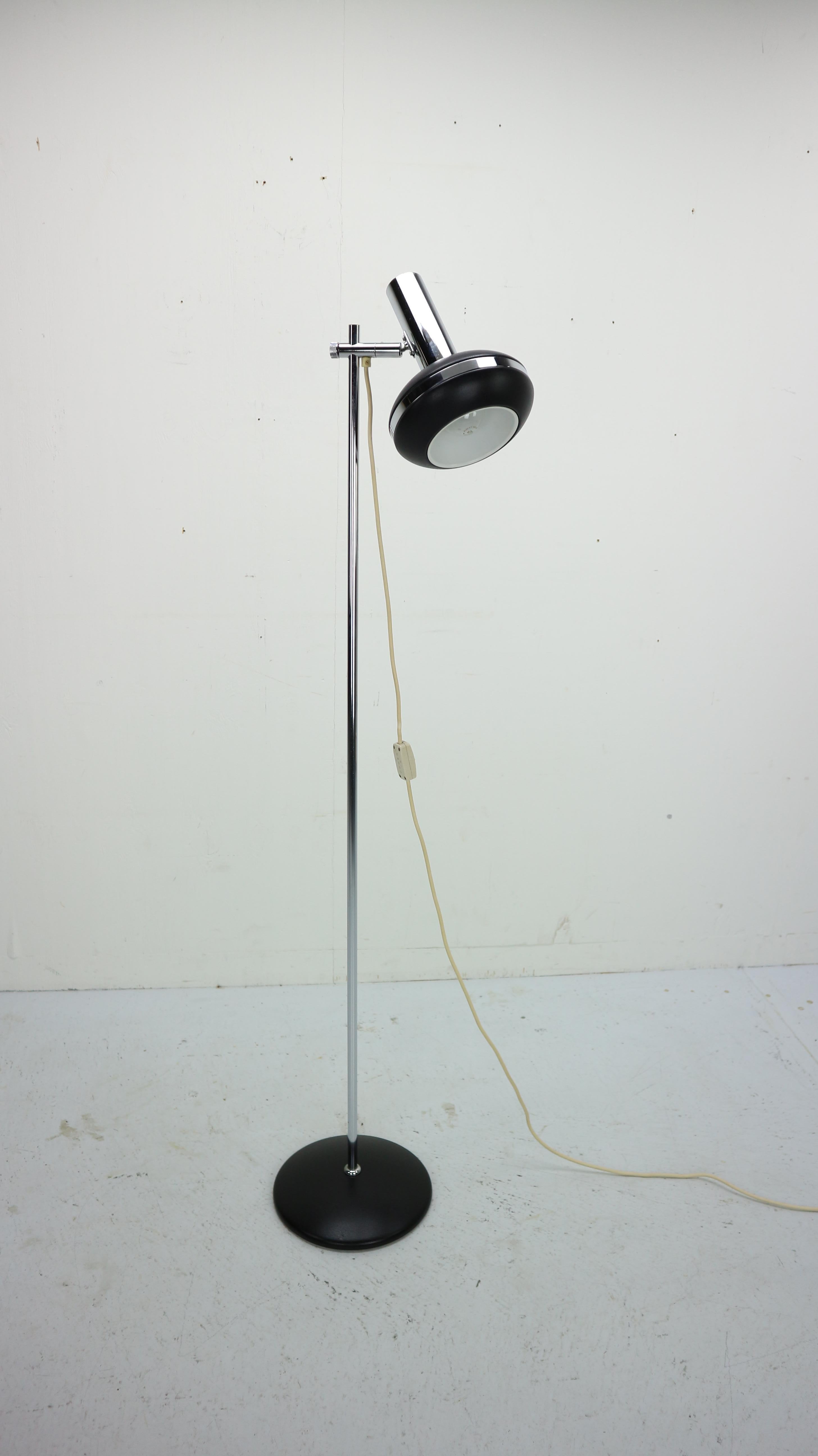 Minimalistic Dutch design floor lamp made in 1960s, Netherlands.
Floor lamp is made from chrome and black metal. This lamp can be easily adjustable in hight.
Max high is 142cm.
 