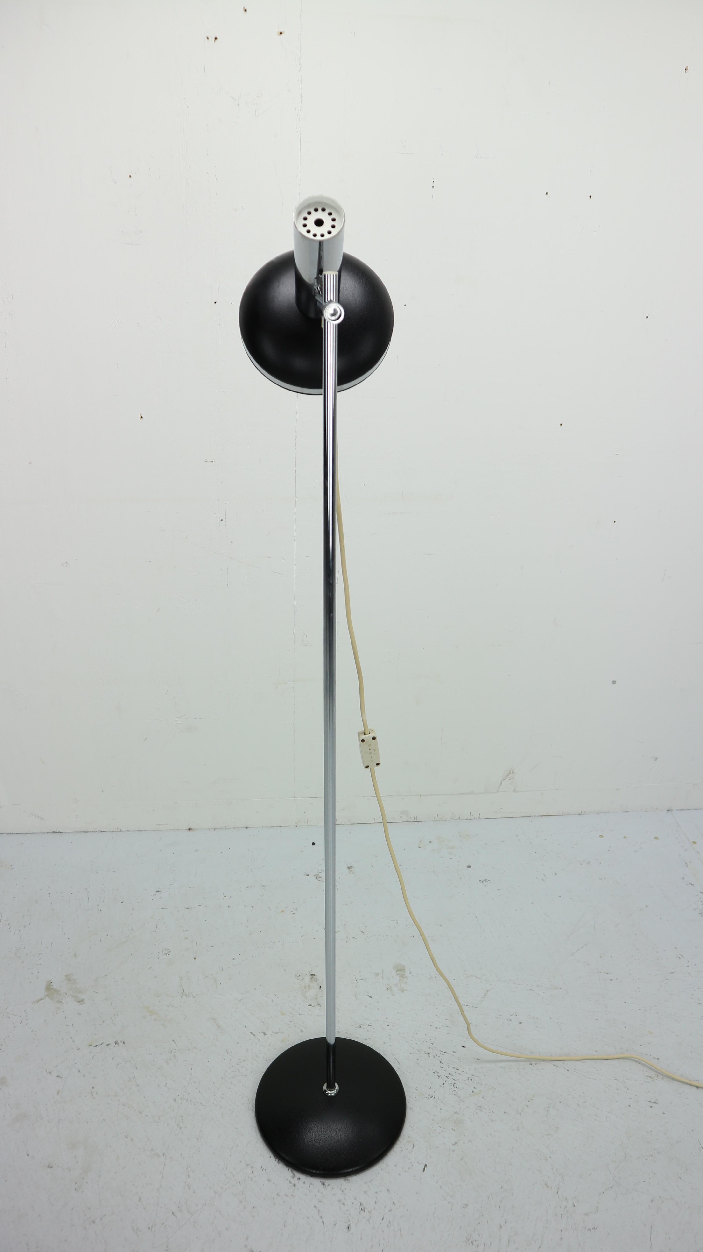 Minimalistic Design Vintage Chrome Adjustable Floor Lamp, 1960s In Good Condition In The Hague, NL