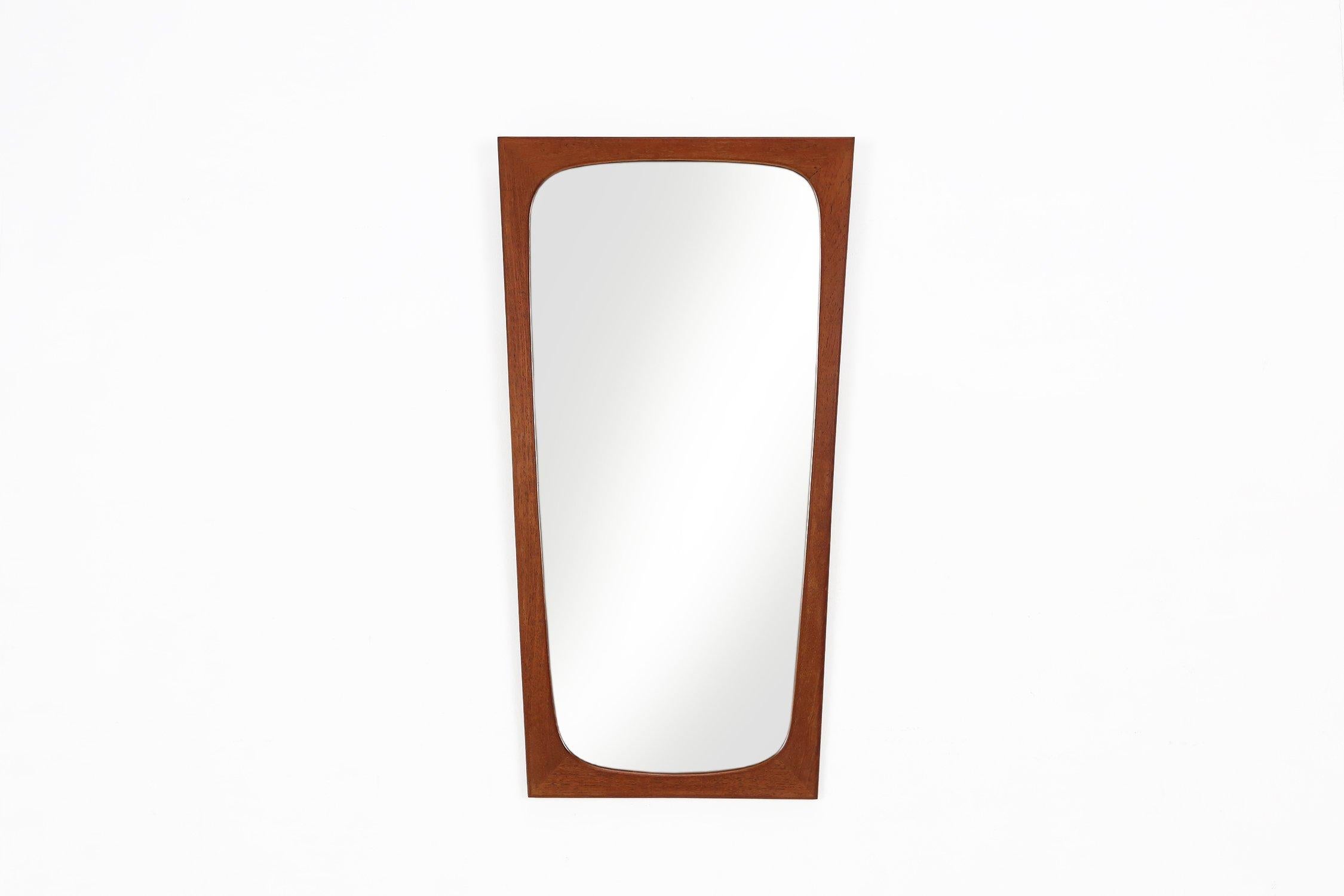 Danimarca / 1960 / specchio / teak / Vintage / Mid-Century / The Modern Scandinavian Modern

Specchio verticale rettangolare montato a parete in legno di teak. Prodotto in Danimarca negli anni '60. Realizzata in teak, la cornice a ha uno splendido