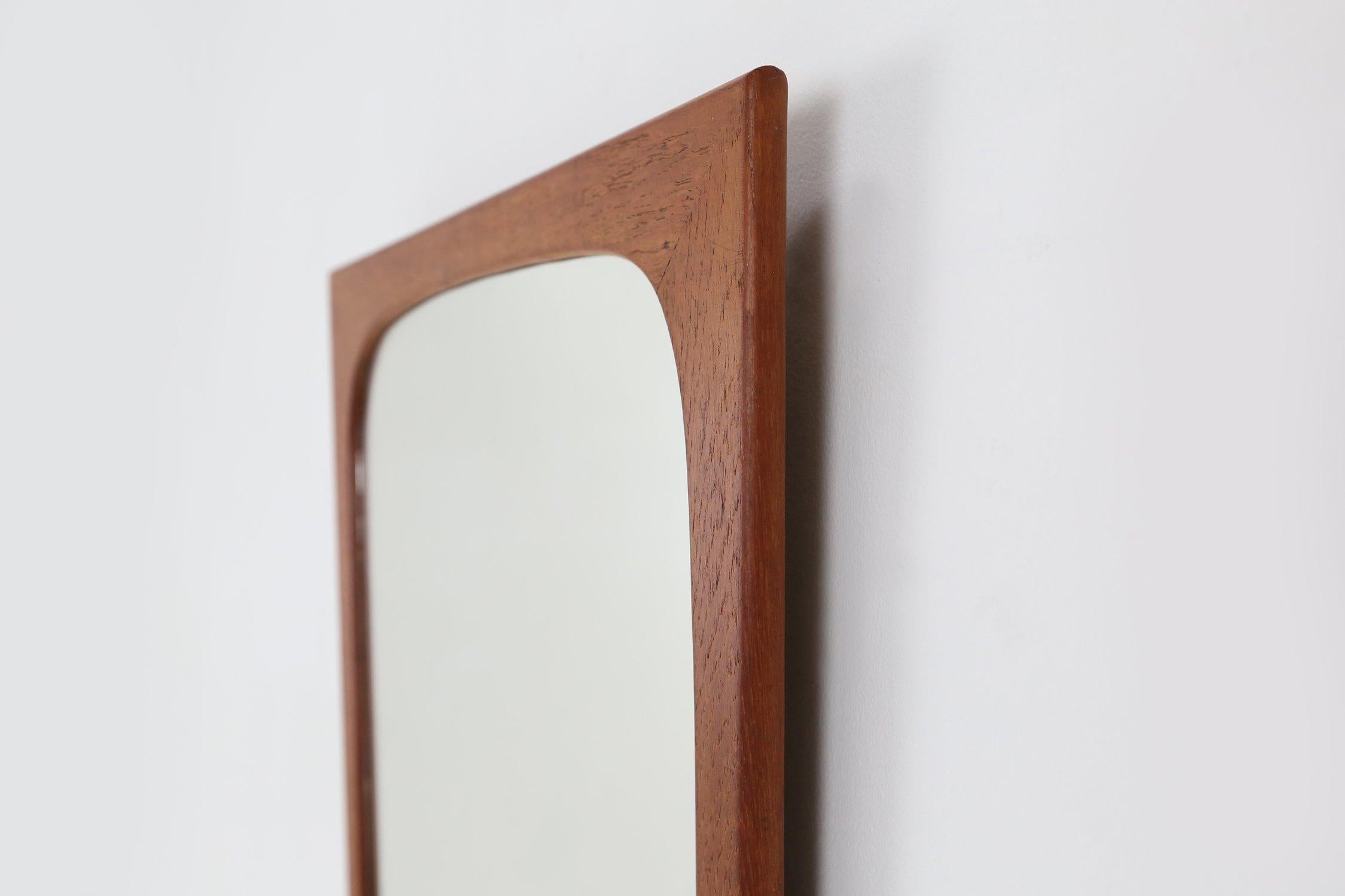 Specchio danese di metà secolo dal design minimalista in teak, anni '60 in vendita 1