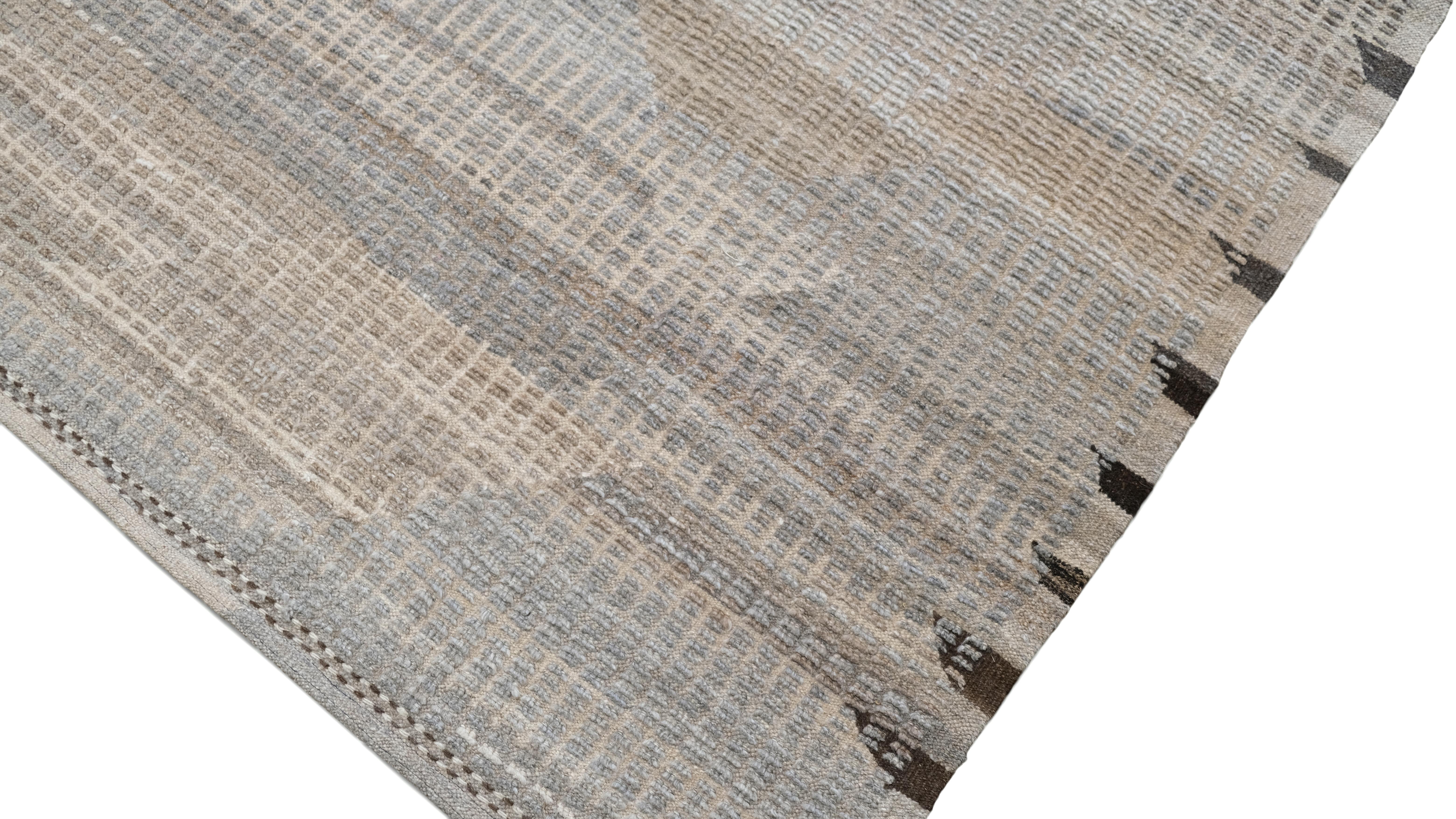 Dieser handgeknüpfte Wollteppich ist ein beeindruckendes Beispiel für modernen Minimalismus in Verbindung mit traditioneller Handwerkskunst. Mit seinem raffinierten geometrischen Muster zeigt der Teppich subtile Tonalvariationen von Grau, Elfenbein