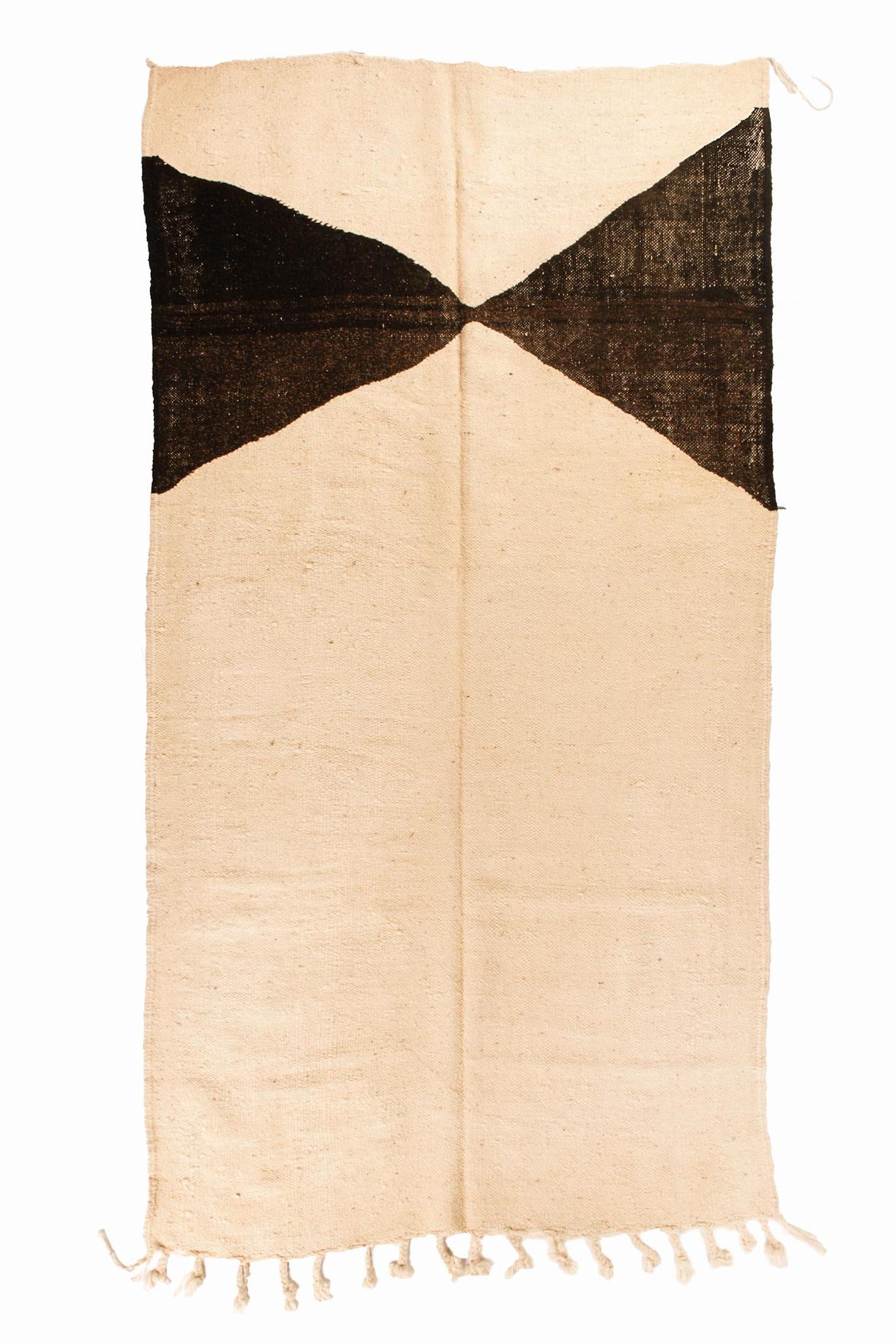 Notre collection Flat Weave est un tapis marocain traditionnel sans poils. Tous les tapis sont fabriqués à partir de 100 % de laine de mouton de la plus haute qualité. Les patchs sont inspirés par les formes, les lignes et les textures d'un Maroc
