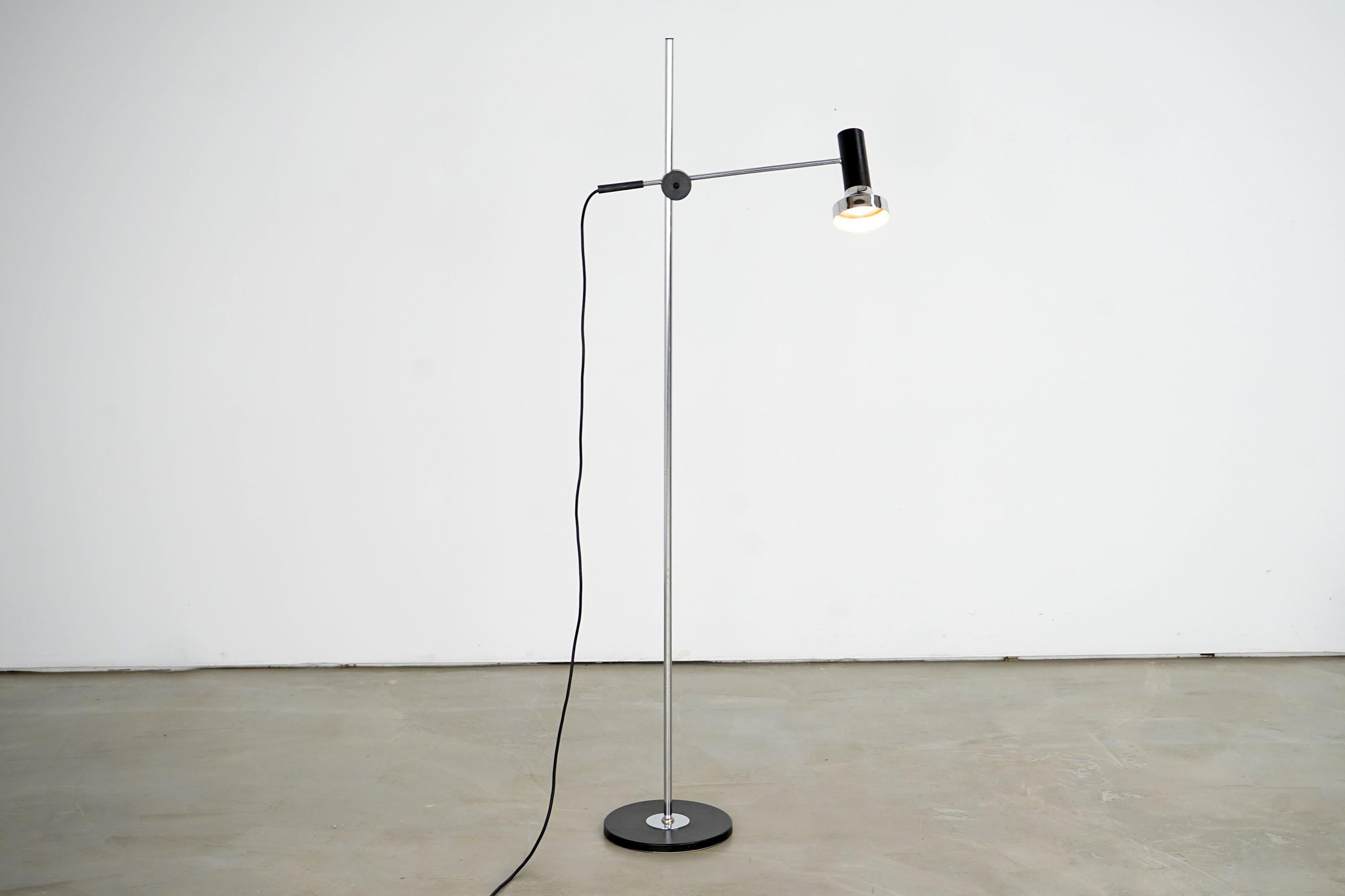 The minimalistic floor lamp dates back to the 1970s. The piece is made of steel, individual elements were chrome-plated. The floor lamp is height adjustable, the shade can be flexibly swiveled. The lamp is in very good condition.