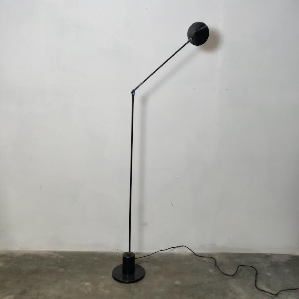 Belux modernist floor lamp, 80s. Minimalistic floor lamp with one upright and a conical halogen shade.
 
1st#210252.