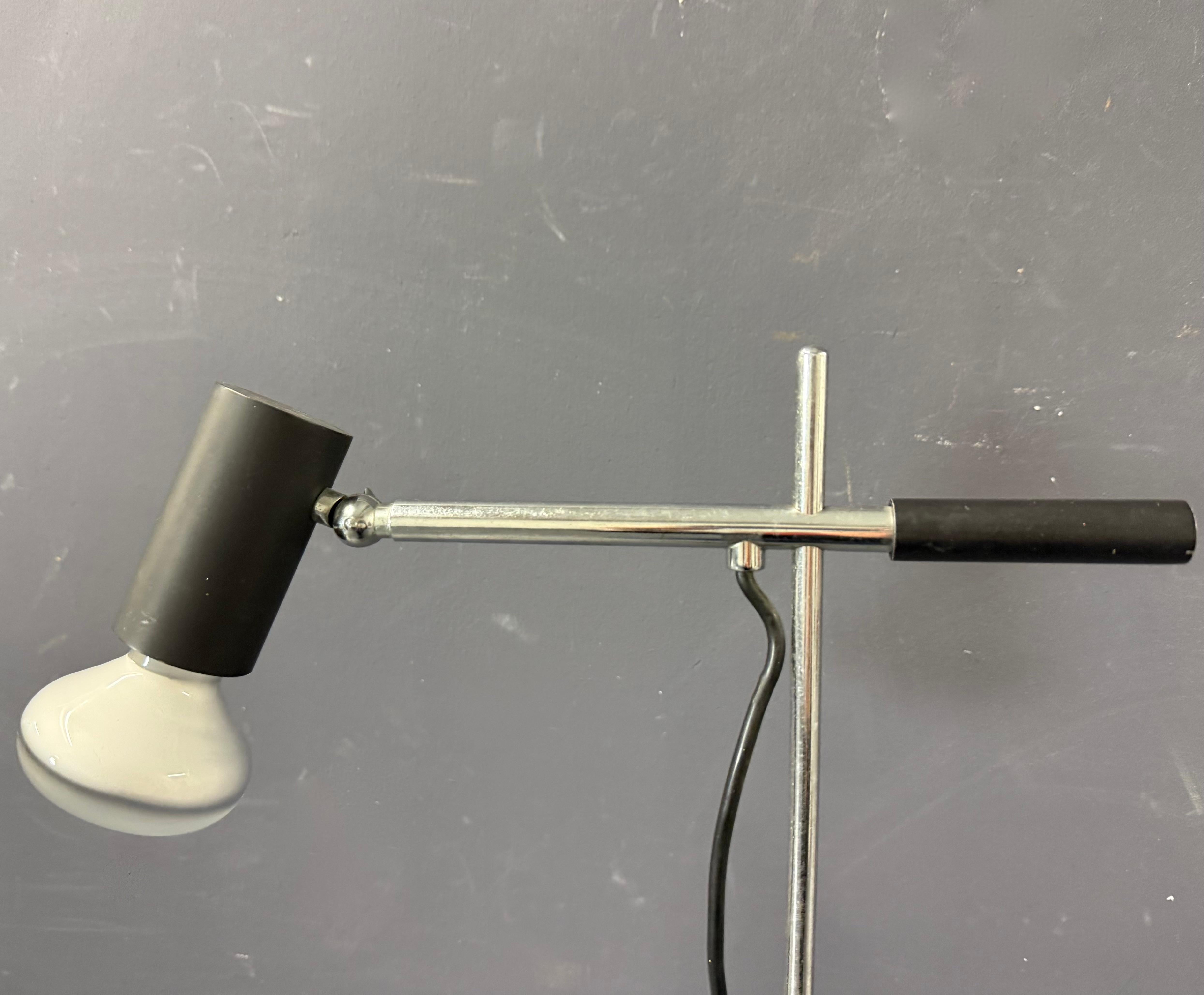 Minimalistische Stehleuchte (Moderne der Mitte des Jahrhunderts) im Angebot