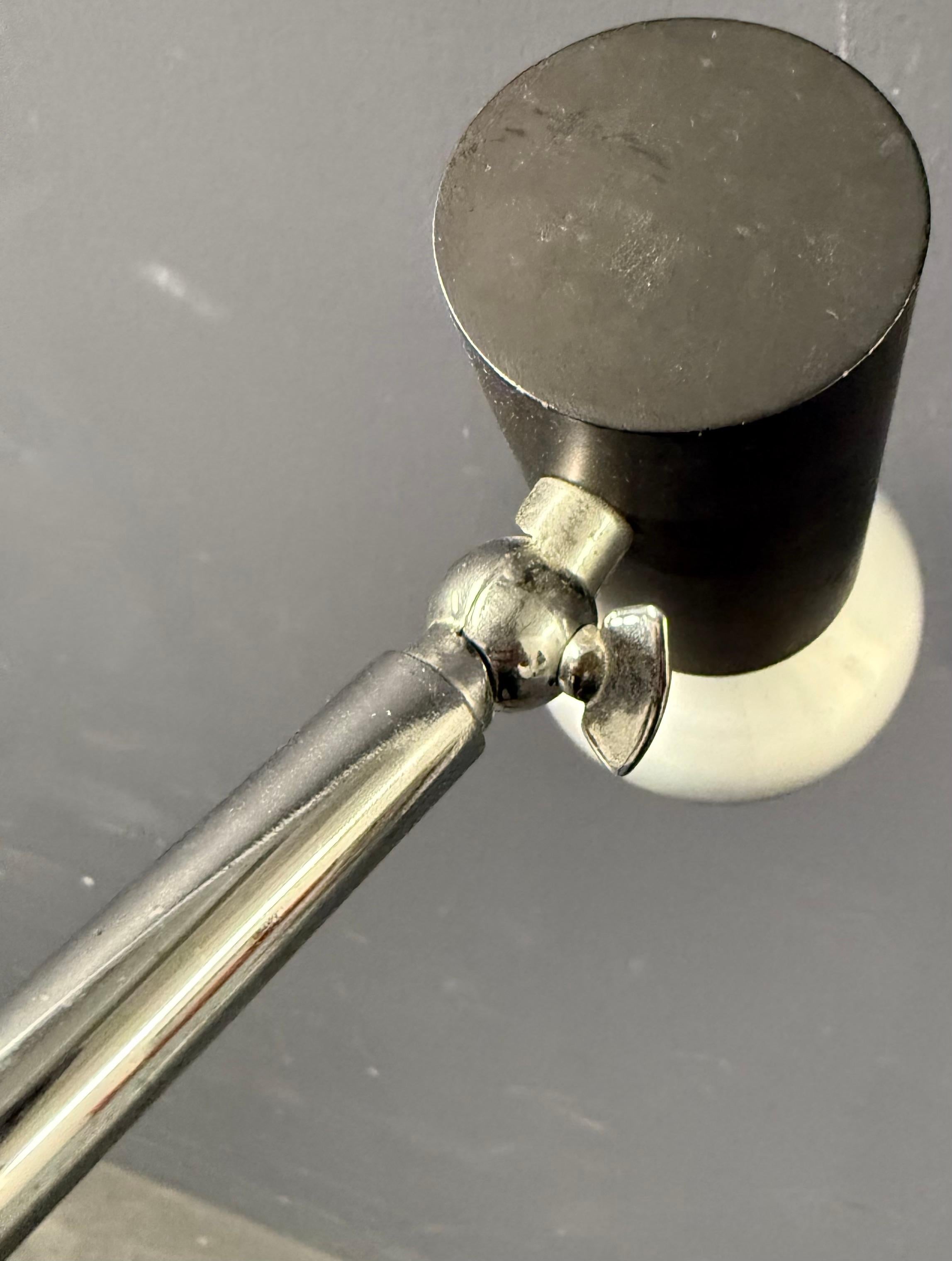 Minimalistische Stehleuchte (Lackiert) im Angebot