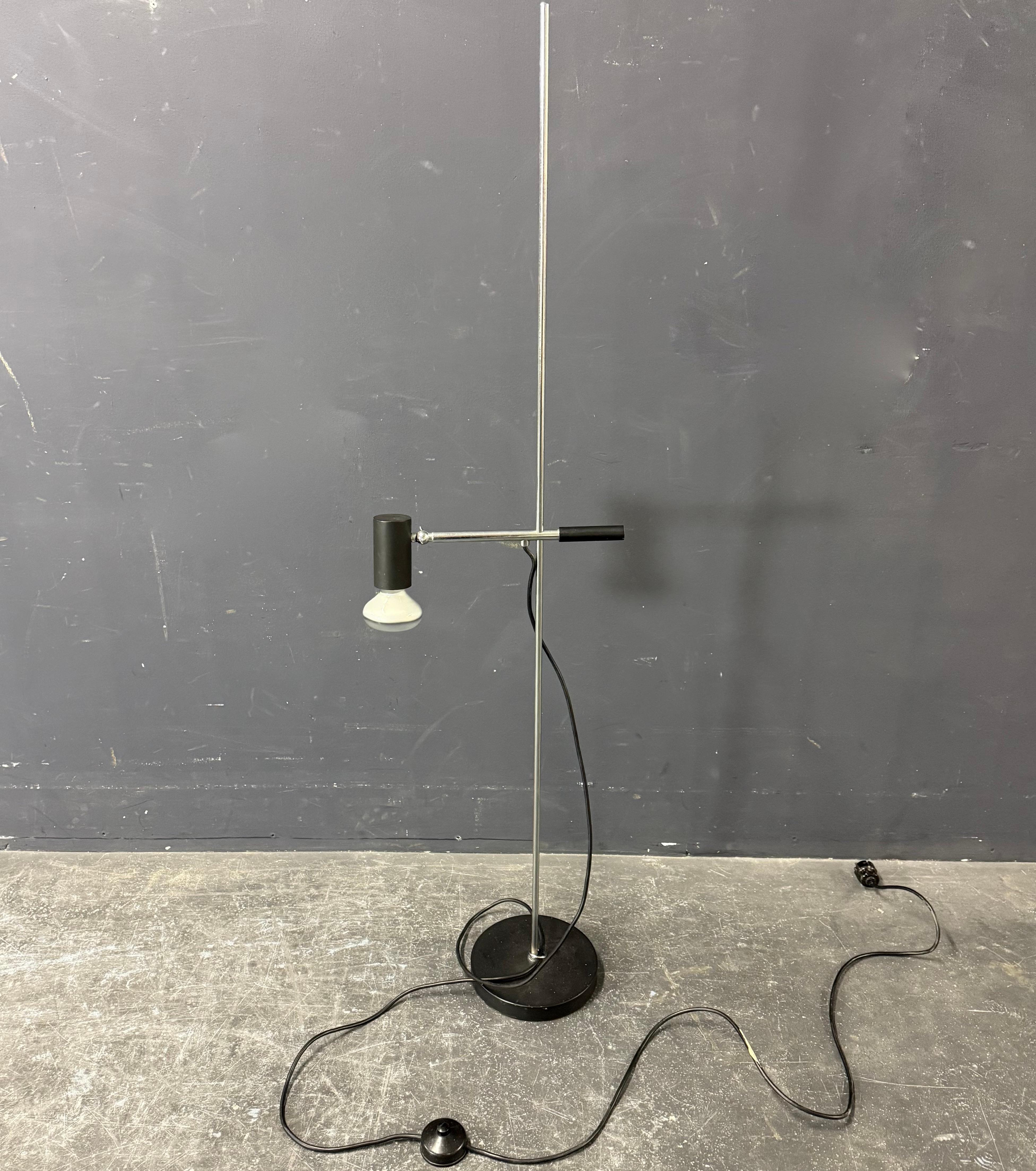 Minimalistische Stehleuchte (Ende des 20. Jahrhunderts) im Angebot