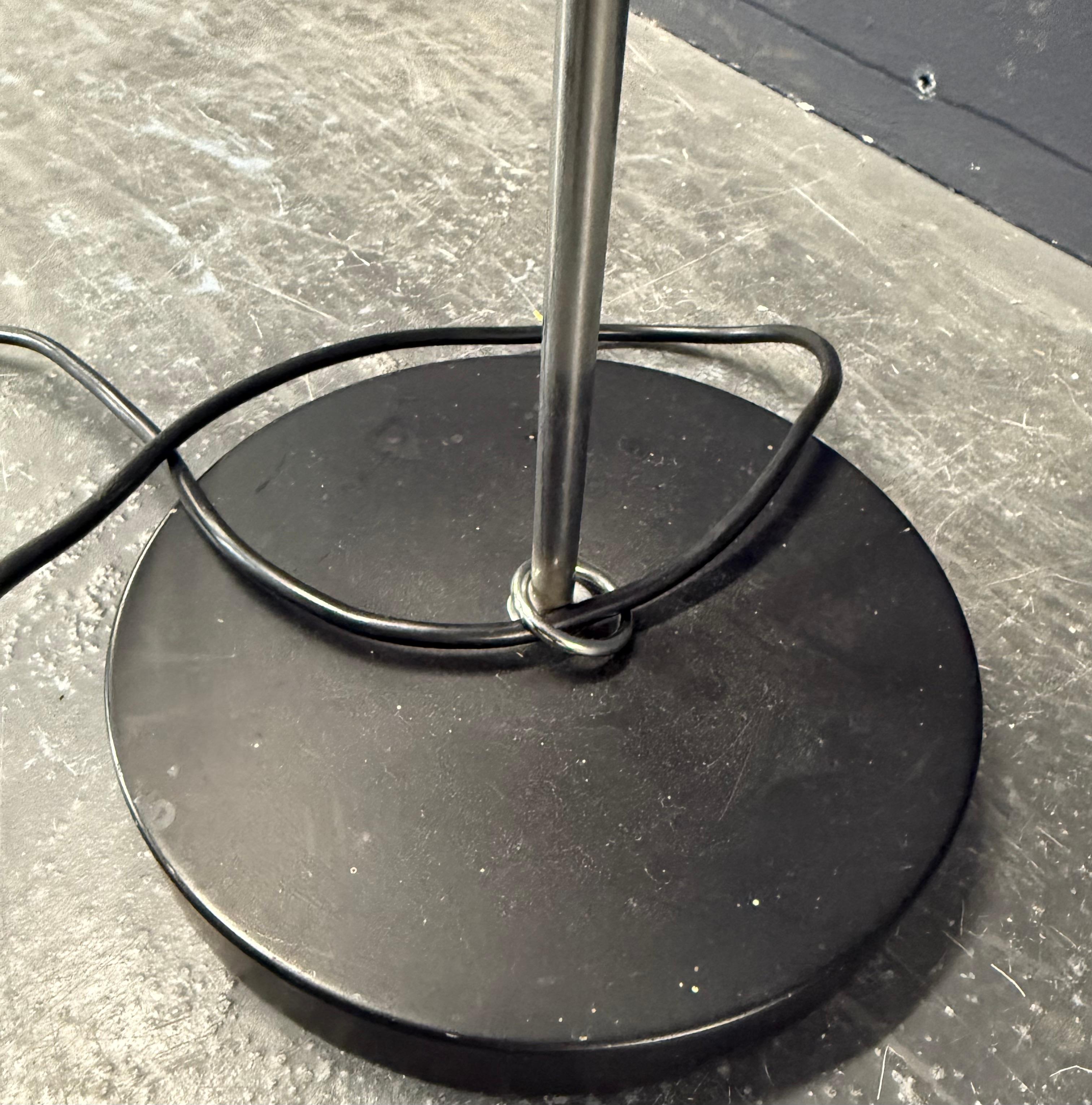 Minimalistische Stehleuchte (Metall) im Angebot