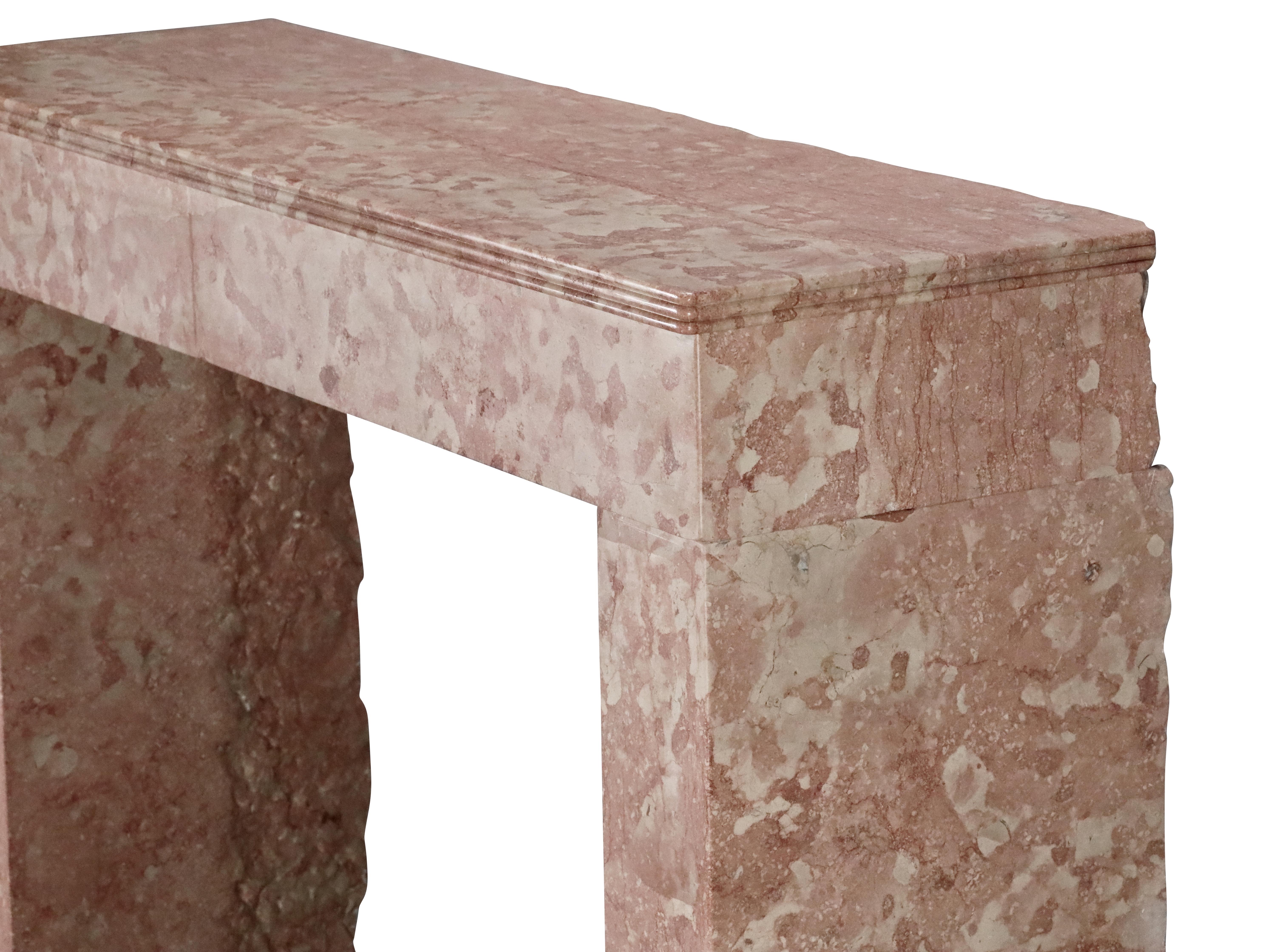 Cheminée en pierre marbrée, minimaliste, française, moderne et chic en vente 1