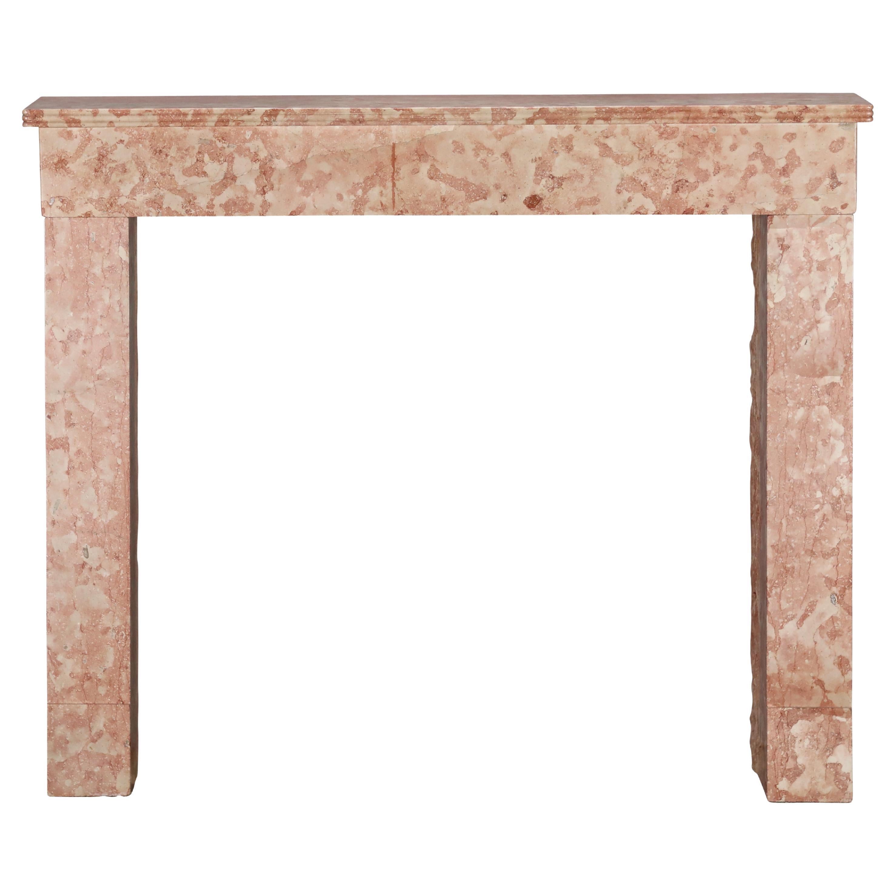 Cheminée en pierre marbrée, minimaliste, française, moderne et chic en vente