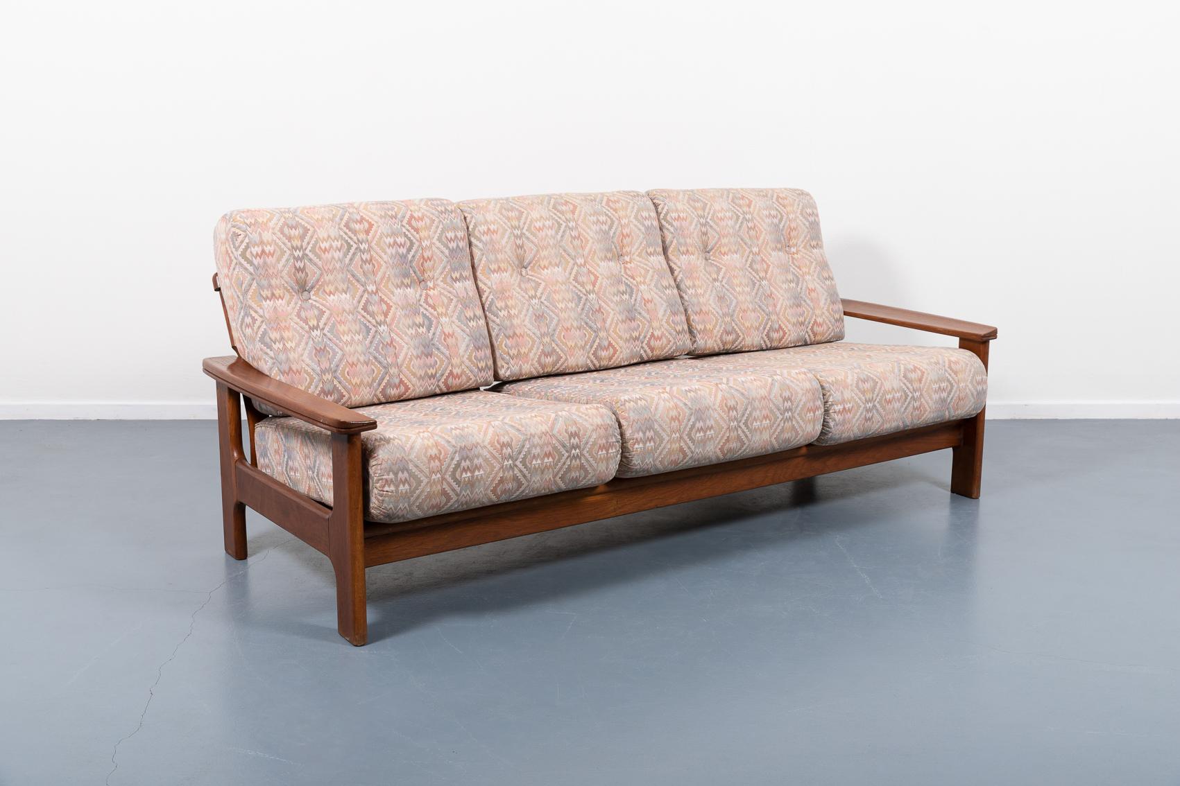 Minimalistic Italian Mid-Century Modern 3-seats architectural sofa, 1960’s For Sale 4