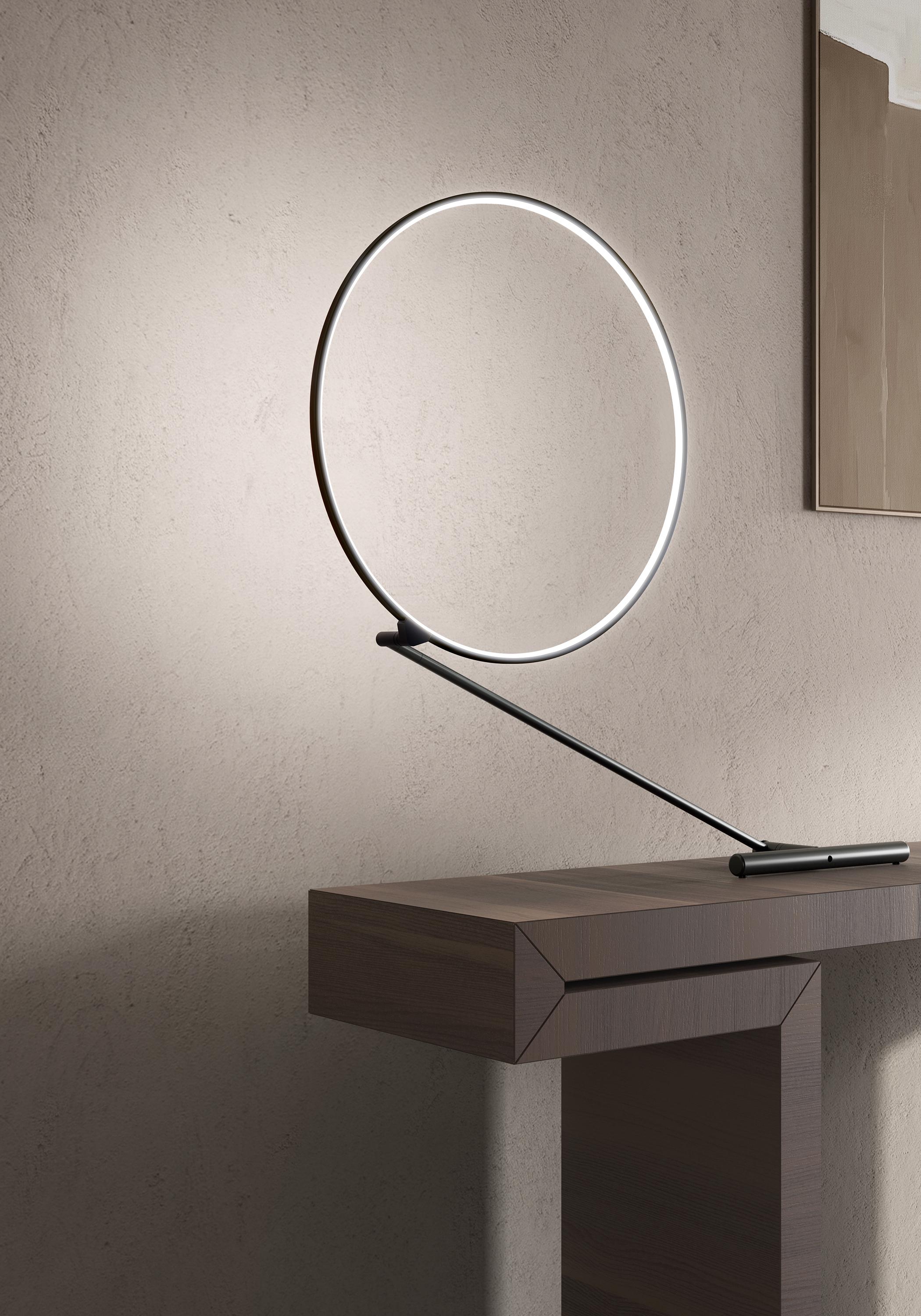 Minimaliste Kundalini lampe de bureau minimaliste noire matte à LED Dabi Poise en vente