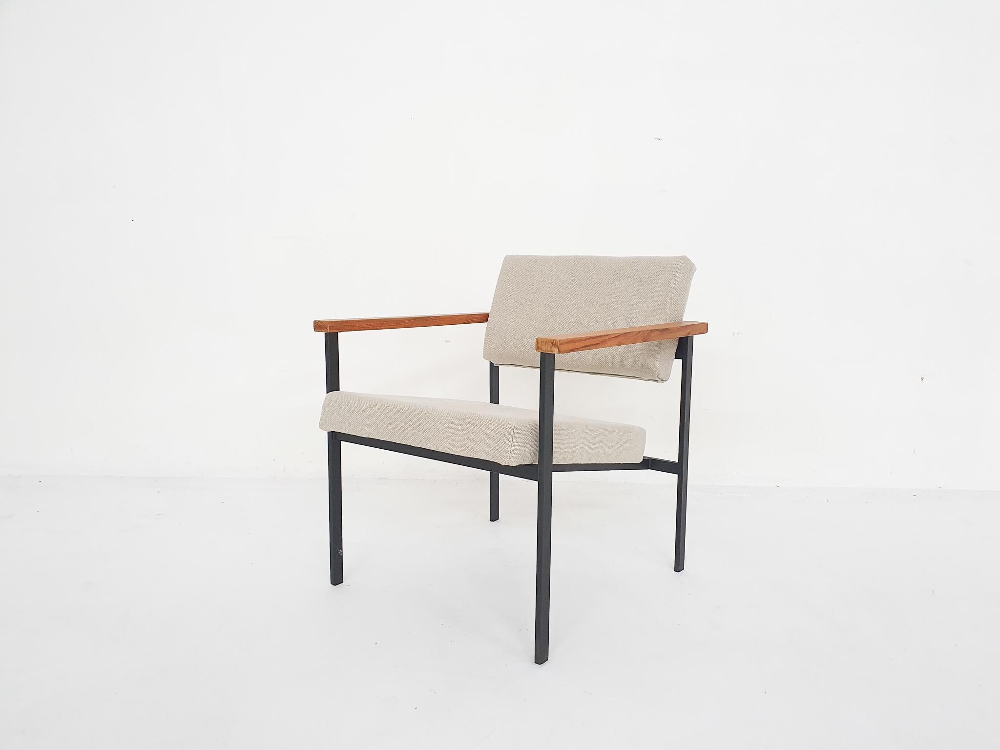 Minimalistic lounge chair by the Dutch manufacturer 