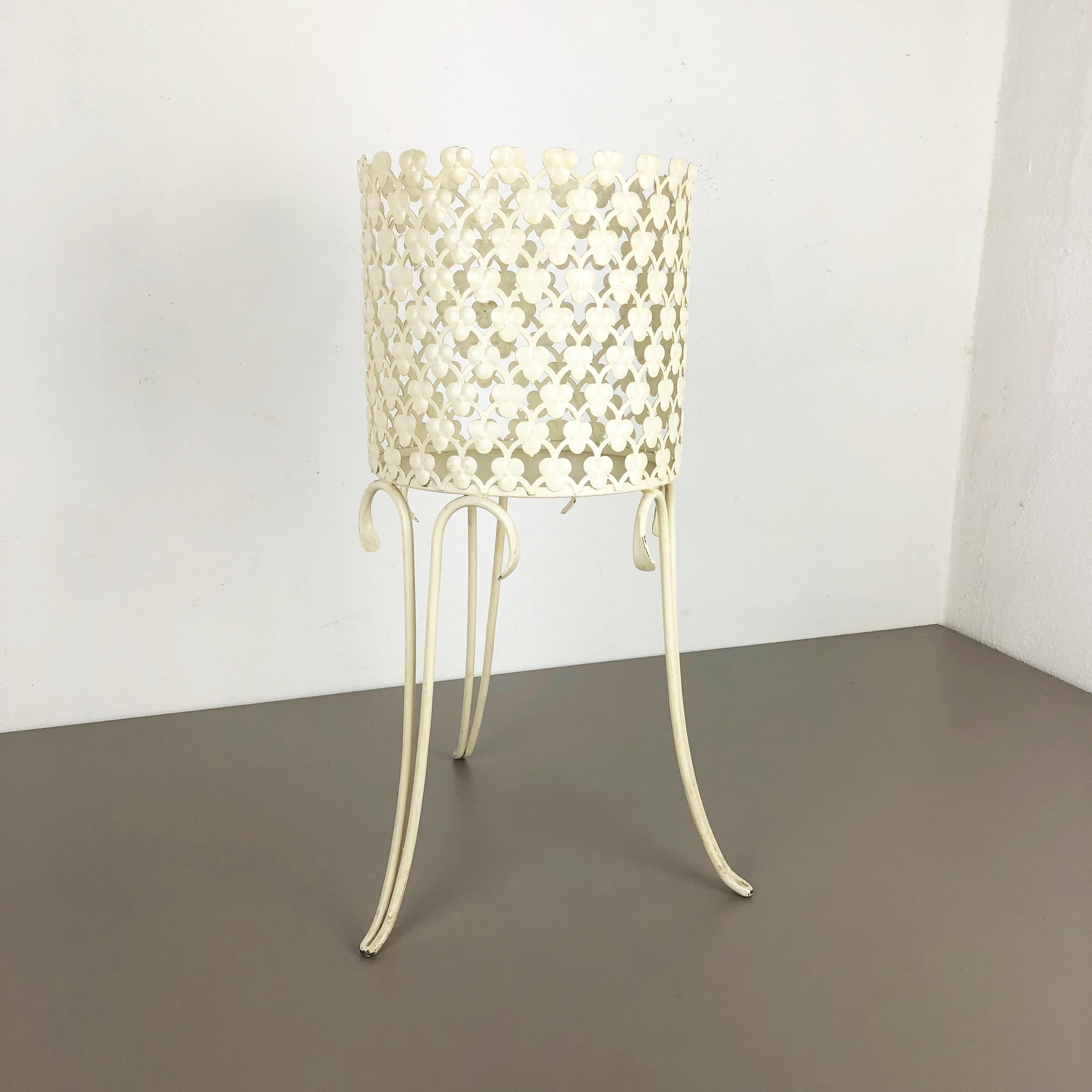 Article:

modernist metal plant pot stand


Origin:

France


Decade:

1960s


Description:

This original modernist plant pot stand element was produced in the 1960s in France. it is made of white lacquered metal with a nice op art