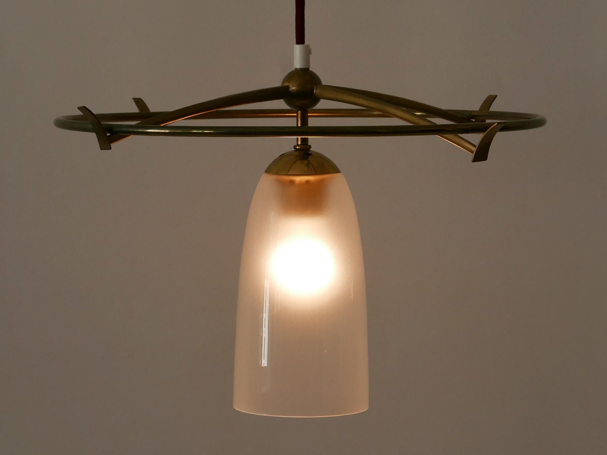 Milieu du XXe siècle Lampe à suspension UFO minimaliste en laiton et verre de style moderne du milieu du siècle Allemagne, années 1950 en vente