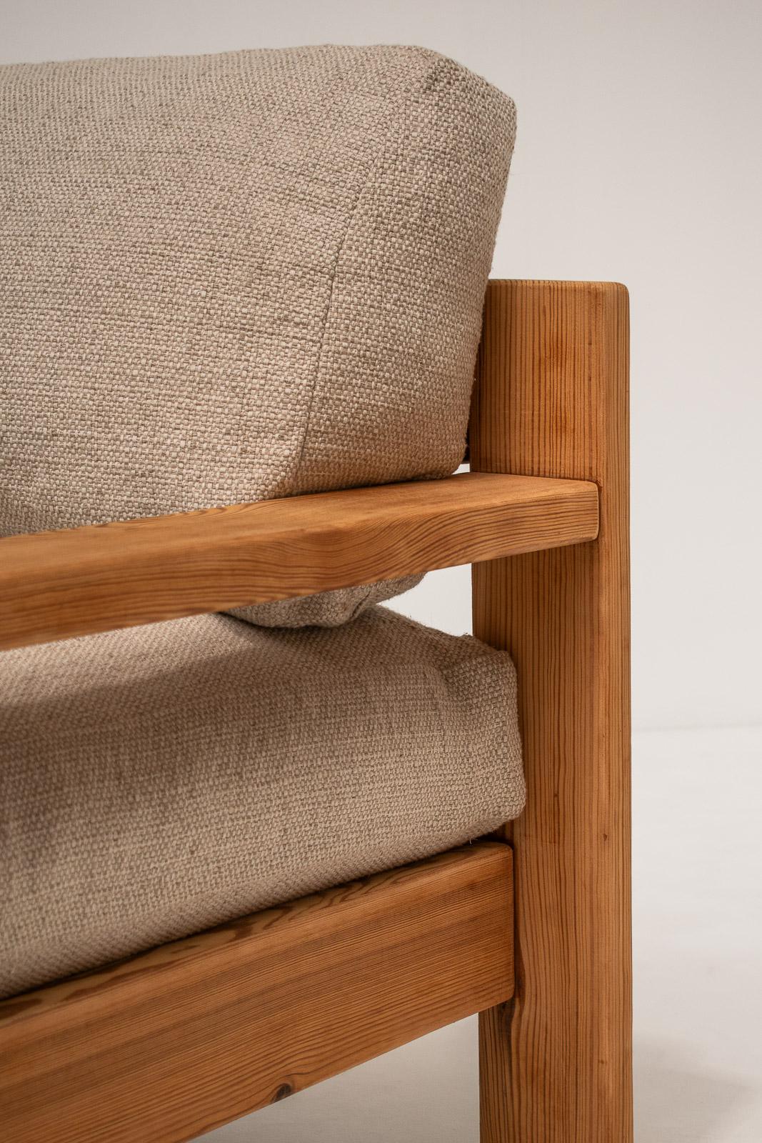 Minimalistische Sessel aus der Mitte des Jahrhunderts, entworfen in den 1970er Jahren, hergestellt in Italien. 

Diese Loungesessel wurden so entworfen, dass sie eine beruhigende und einladende Ausstrahlung haben, der perfekte Gegenstand, um sich