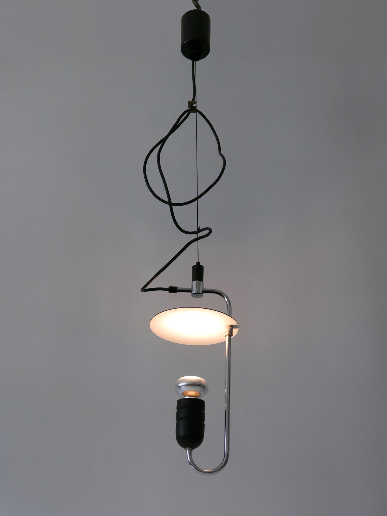 Rara ed elegante lampada a sospensione o a sospensione in stile Mid-Century Modern. Progettato e prodotto probabilmente da Oluce o Stilnovo, Italia, anni Settanta. 

Realizzata in metallo smaltato e acciaio, la lampada è dotata di 1 portalampada a