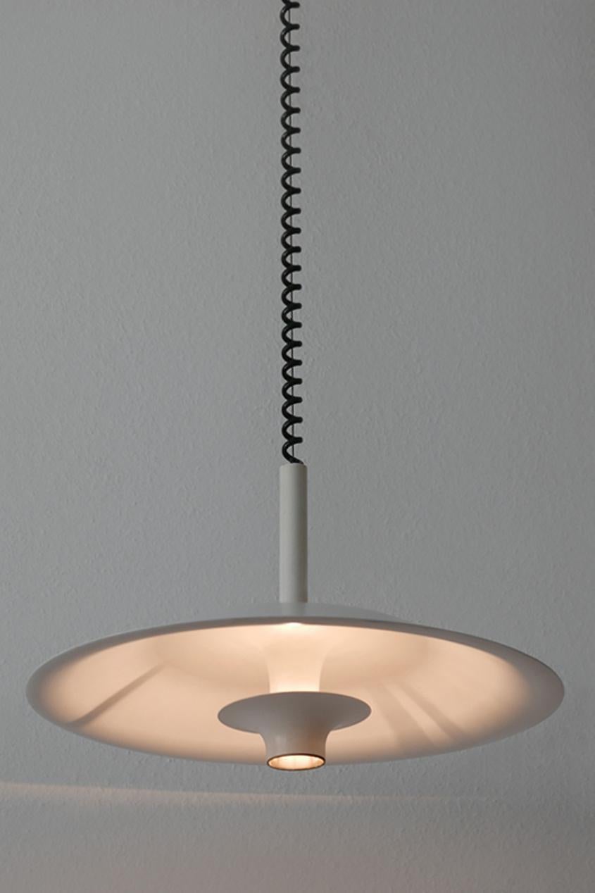 Elegant, minimalistic Mid-Century Modern pulldown pendant lamp or hanging light. Designed and manufactured probably in Denmark, 1980s.

Executed in white lacquered aluminum, the lamp needs 1 x Osram Halogen 64494 Ceram 70W bulb. It runs both on 110