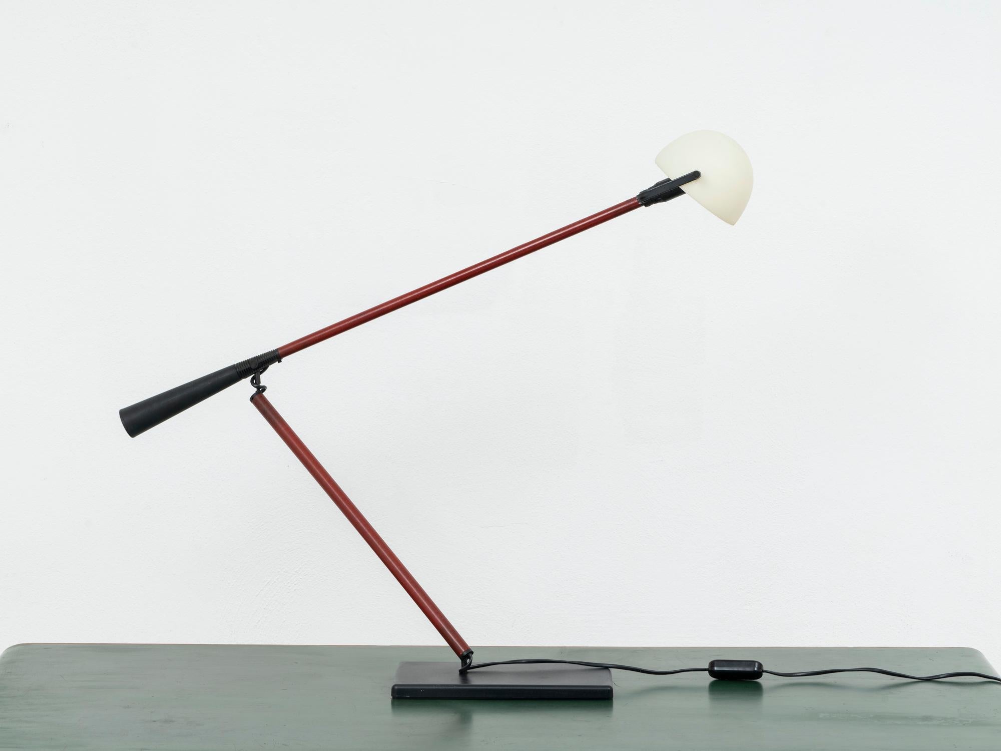 Postmoderne Lampe de bureau articulée minimaliste Mod. 613 de Paolo Rizzatto pour Arteluce 1975 en vente