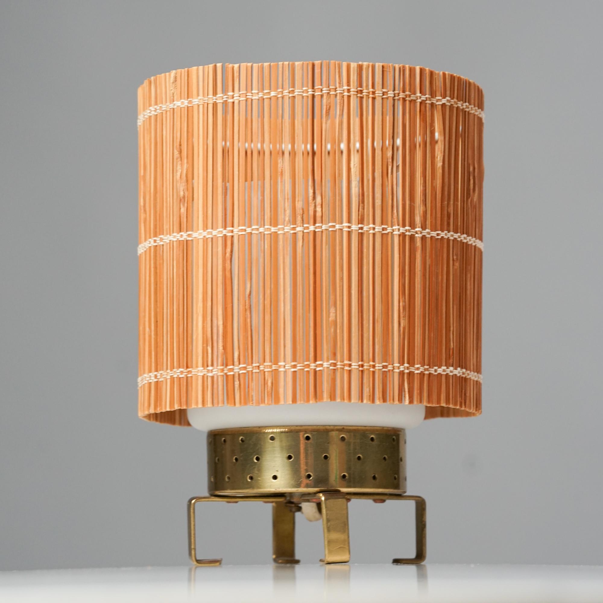 Scandinavian Modern Minimalistic Model 61071/1 Idman Oy Table Lamp, 1950s For Sale