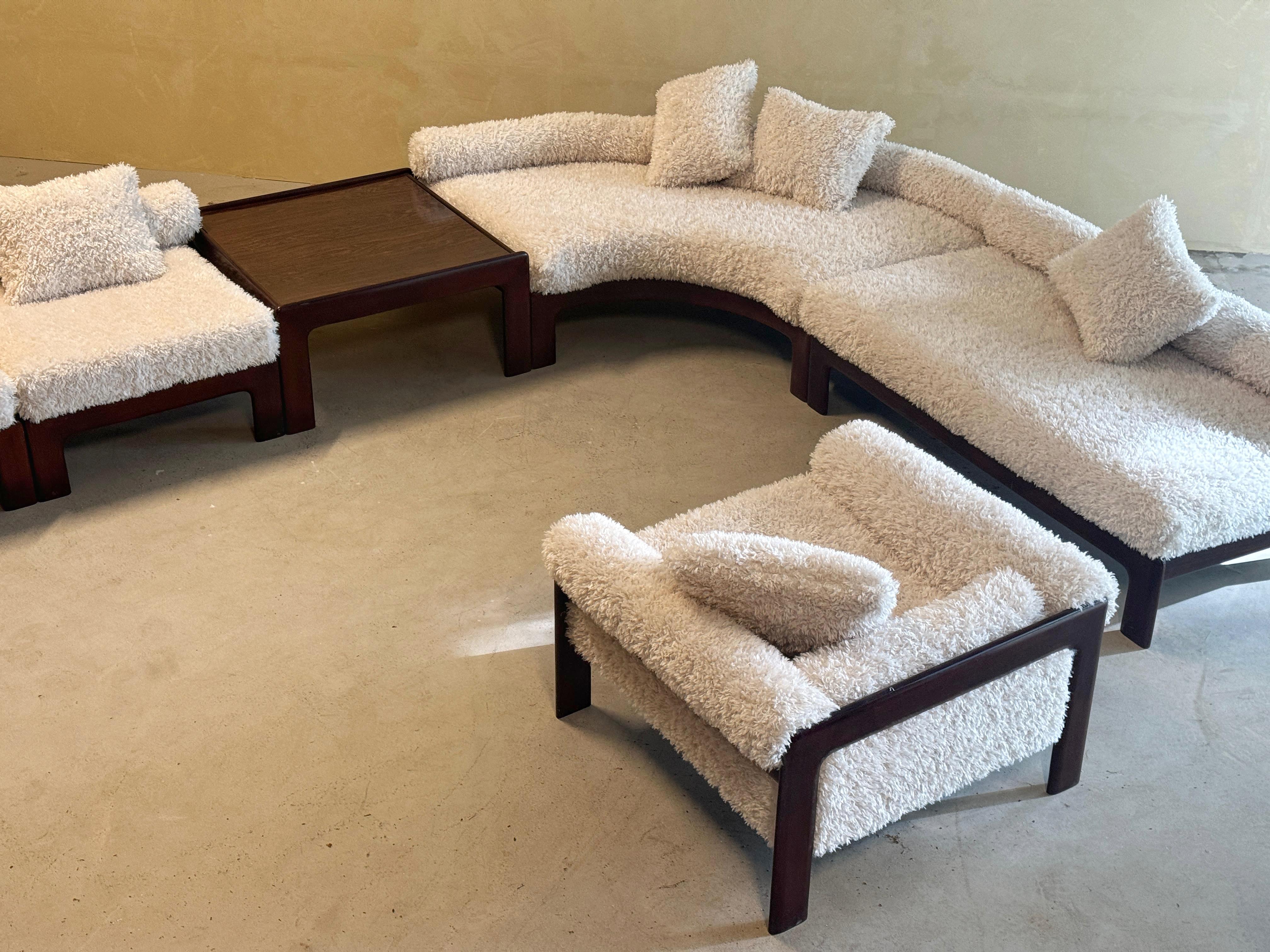 Ce canapé modulaire moelleux fabriqué par Durlet en Belgique offre une solution d'assise douillette et polyvalente, parfaite pour créer des espaces de vie accueillants.

Son revêtement doux et texturé apporte confort et attrait tactile, tandis que