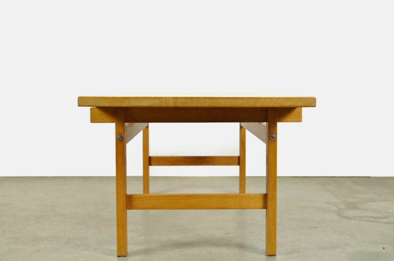 Minimalistic Oak Coffee Table in Japandi Style by Hans J Wegner for Andres Tuck In Good Condition For Sale In AMSTERDAM, NH