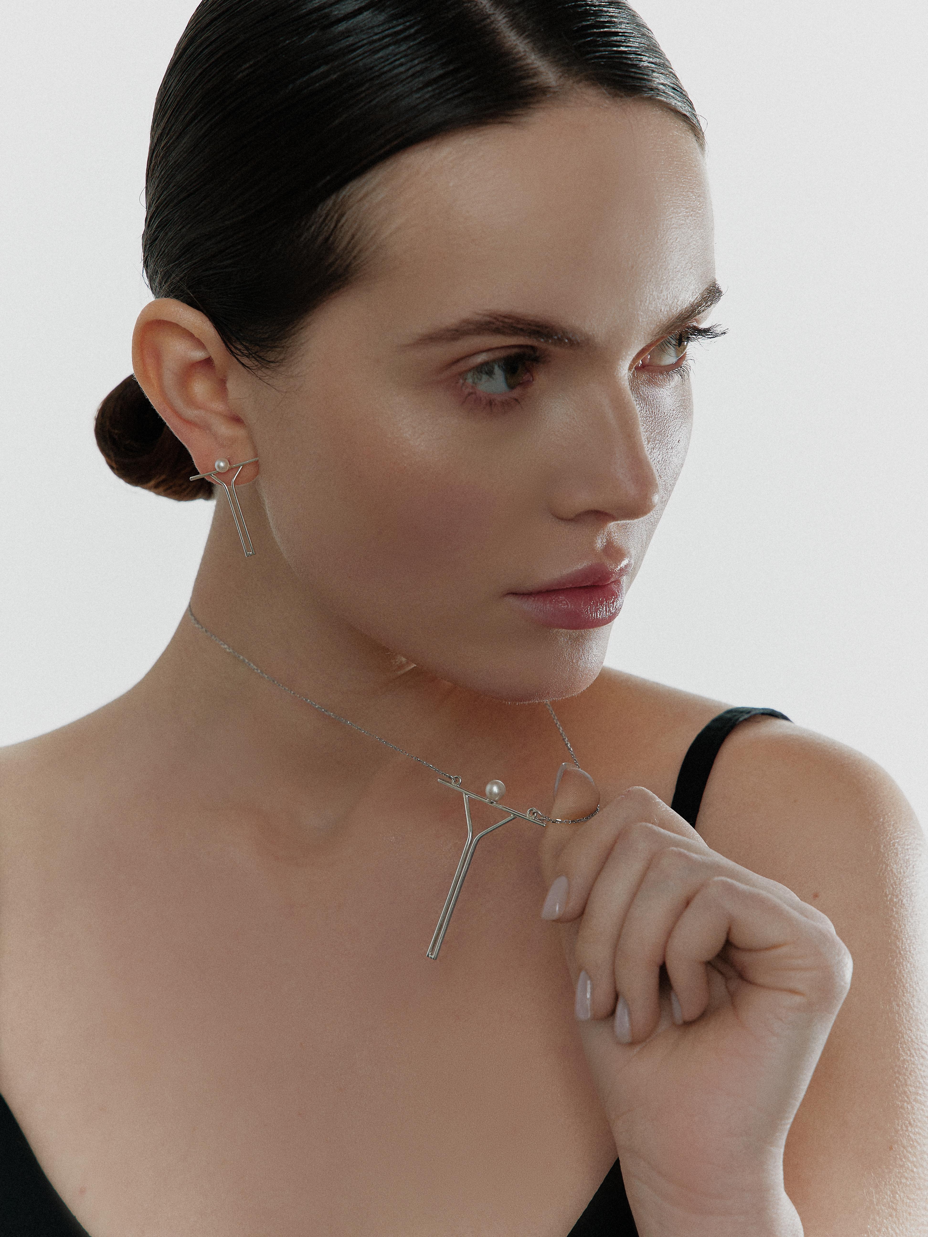 Minimalistic Pearl Contemporary Pendant on .925 Gilding Sterling Silver Chain For Sale 6