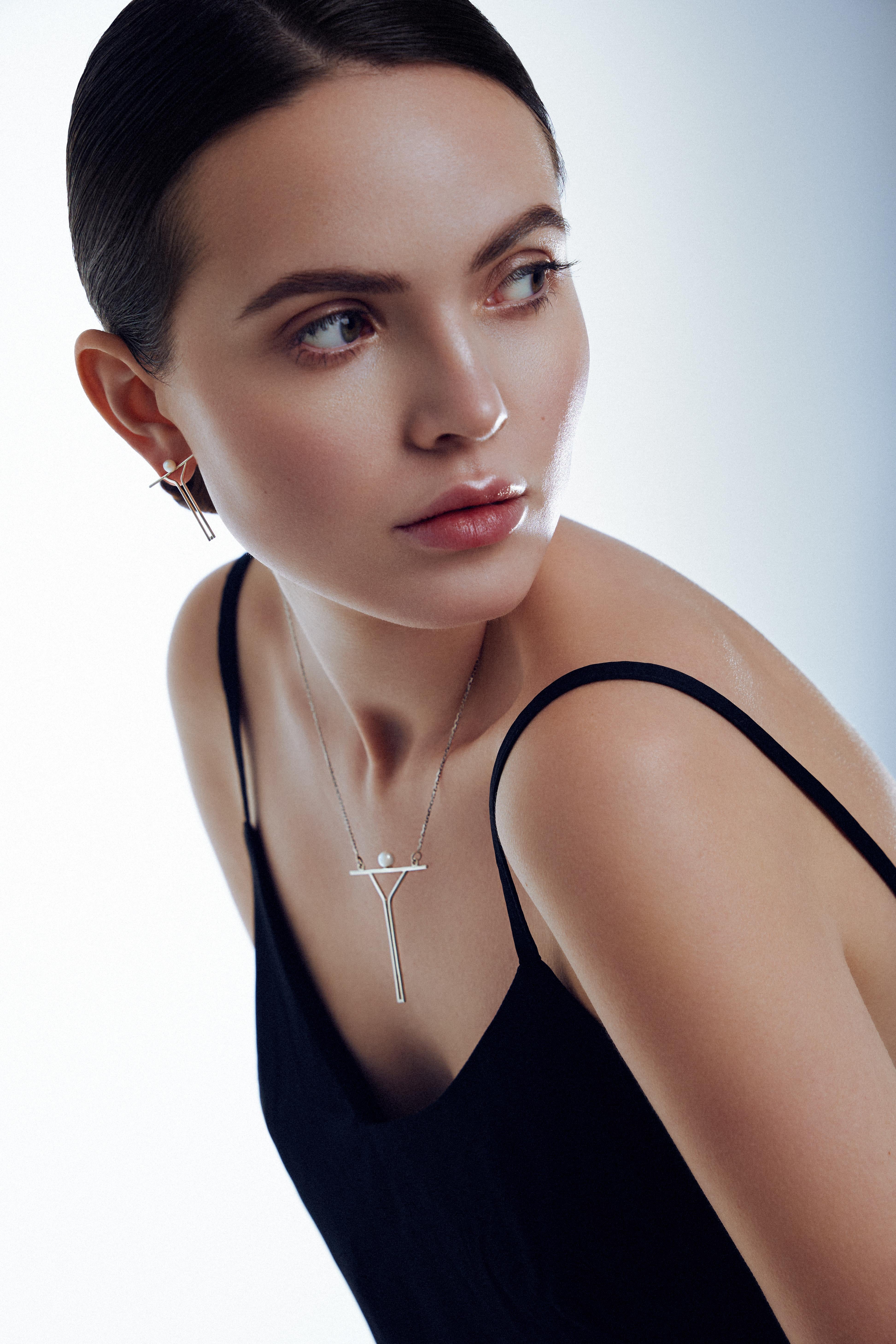 Minimalistic Pearl Contemporary Pendant on .925 Gilding Sterling Silver Chain In New Condition For Sale In Vilnius, LT