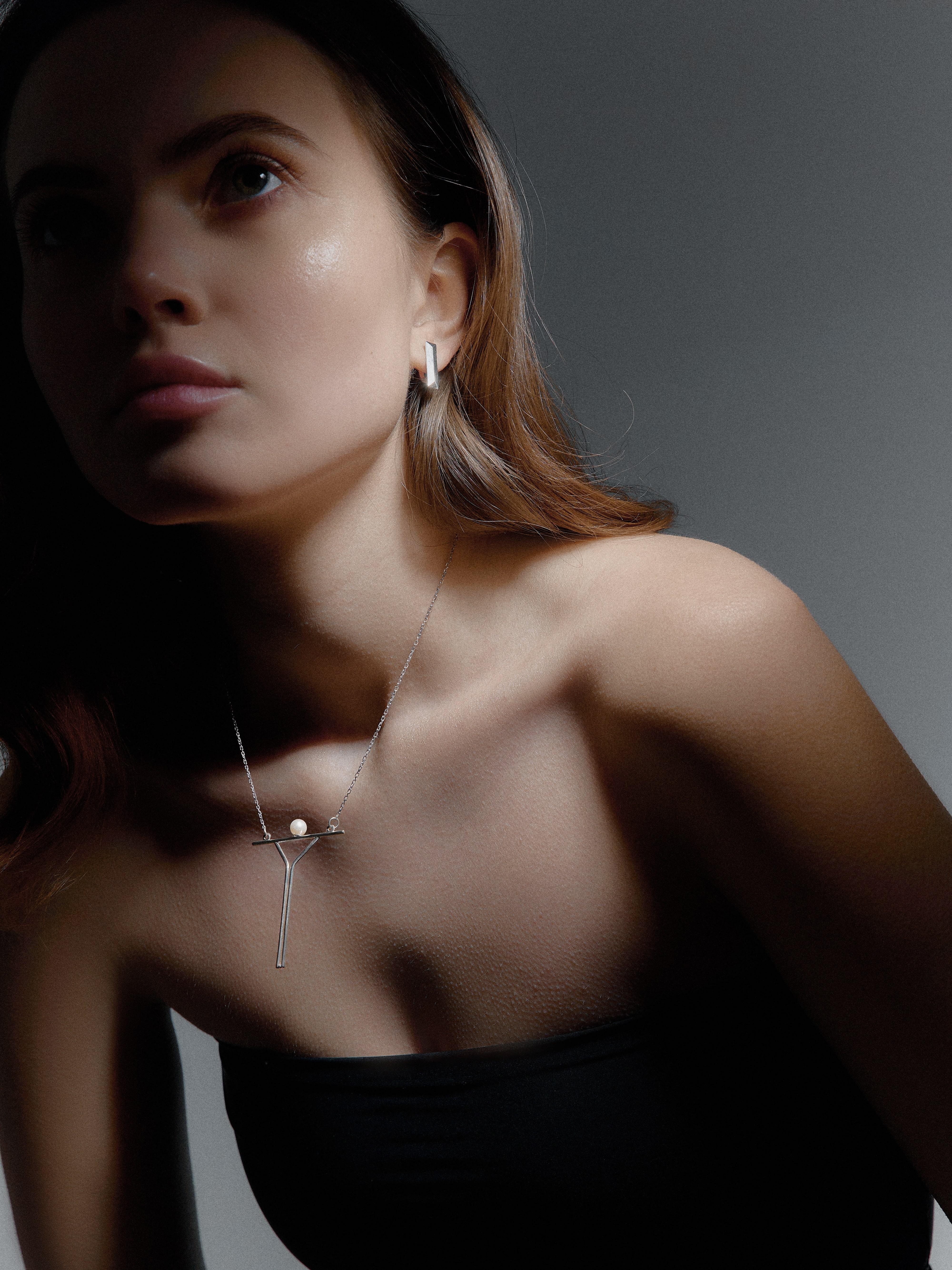 Minimalistic Pearl Contemporary Pendant on .925 Gilding Sterling Silver Chain For Sale 2